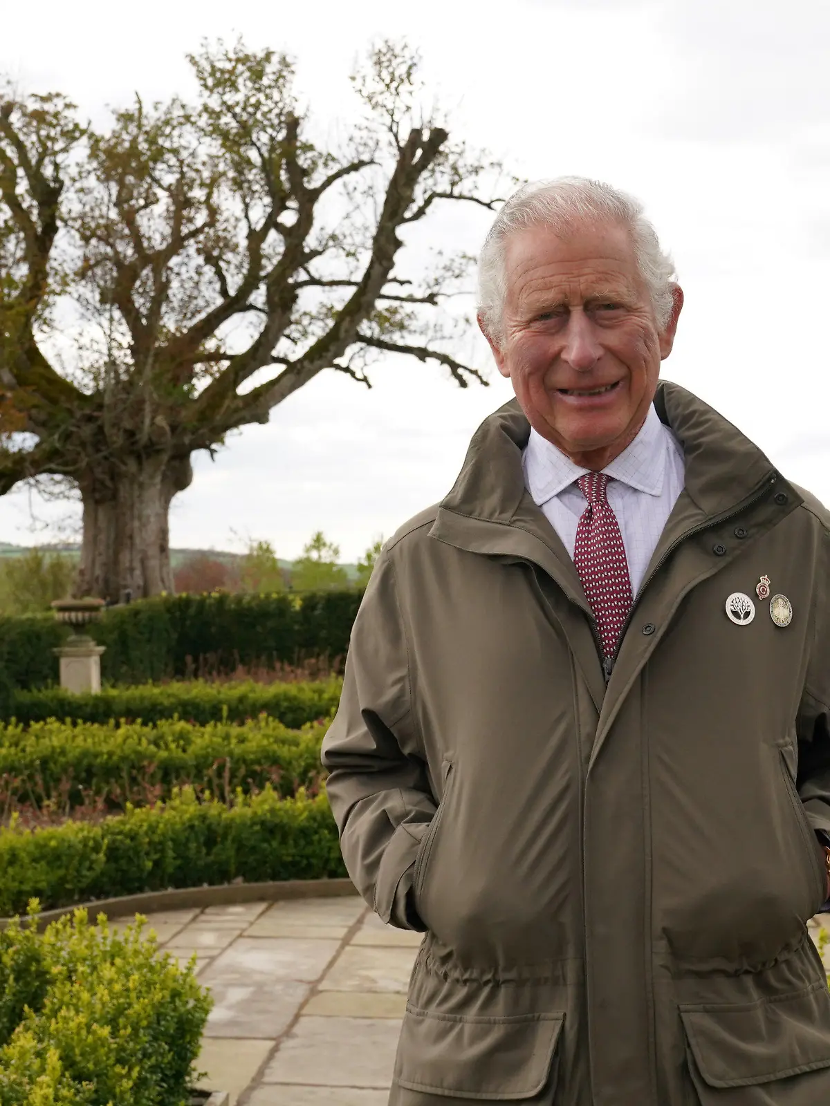 ARCHIV - 25.04.2022, Großbritannien, Edinburgh: Charles, der damalige Prinz von Wales, Schirmherr von The Queen's Green Canopy (QGC), steht neben der "Alten Platane" im Garten von Dumfries House, als er ein landesweites Netz von siebzig uralten Wäldern und siebzig uralten Bäumen, darunter die Platane enthüllt, die seiner Mutter zur Feier des Platinjubiläums gewidmet werden soll. Nach dem Zusammenbruch der britischen Regierung hat der US-Klimabeauftragte J. Kerry sich erneut für die Teilnahme von König Charles III. am Weltklimagipfel in Ägypten ausgesprochen. Foto: Andrew Milligan/PA Wire/dpa +++ dpa-Bildfunk +++
