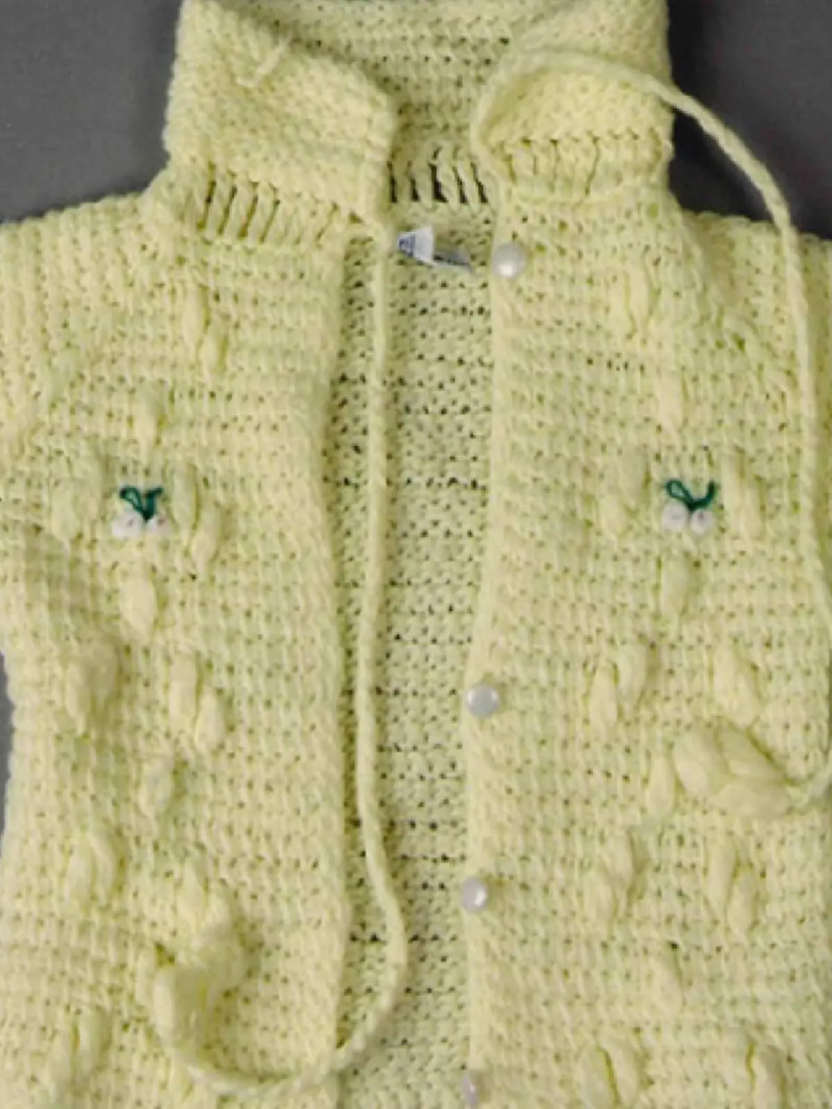 Die Polizei hofft, im Fall des toten Säuglings eventuell mit Fotos der Babykleidung neue Hinweise zu erhalten.