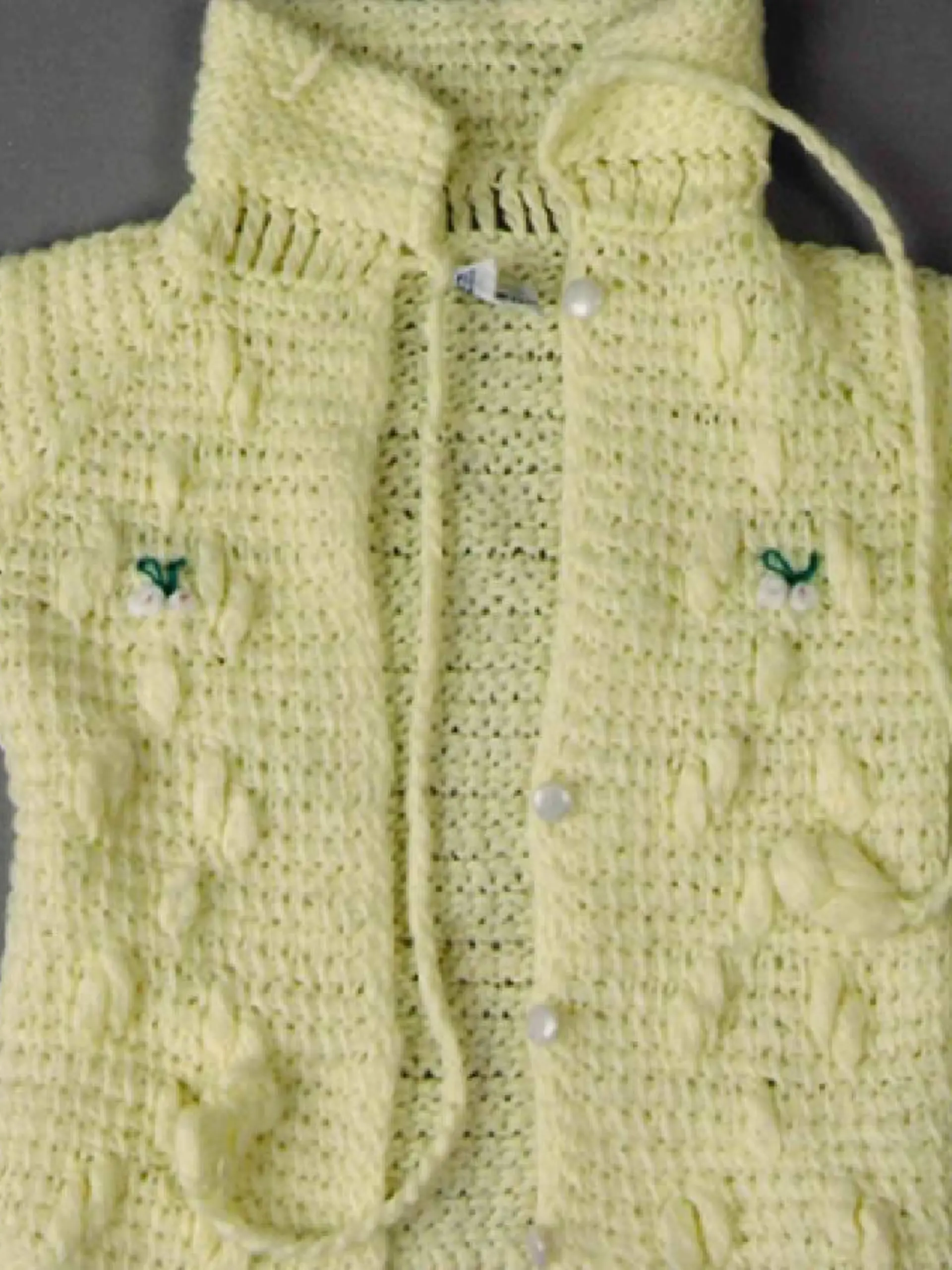 Die Polizei hofft, im Fall des toten Säuglings eventuell mit Fotos der Babykleidung neue Hinweise zu erhalten.