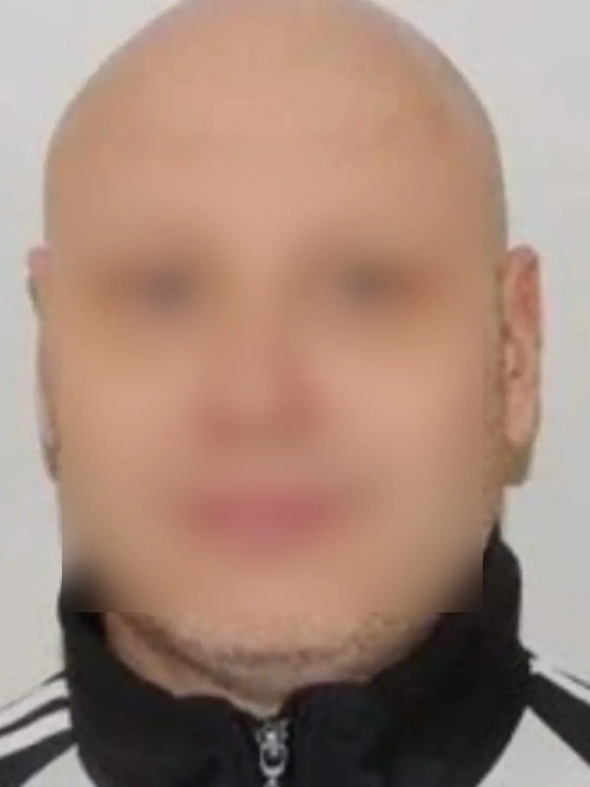 Die Polizei Rheinpfalz fahndet nach diesem zu lebenslanger Haft verurteilten Straftäter. Der 43 Jahre alte Aleksandr Perepelenko hatte 2011 einen Mann erwürgt. Montagmittag ist er während eines Freigangs bei Germersheim zwei Justizbeamten entkommen. Seine Fußfessel hat er weggeworfen. Wer den 1,85m großen Perepelenko sieht, sollte sofort die Polizei informieren.