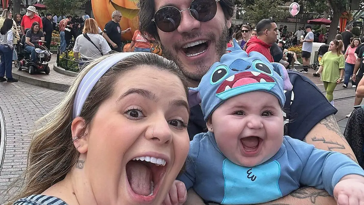 Photo shows Lua Di Felice with her mother influencer Viih Tube and her father Eliezer, undated. The family is in Disney in Los Angeles. (@viihtube/Newsflash)