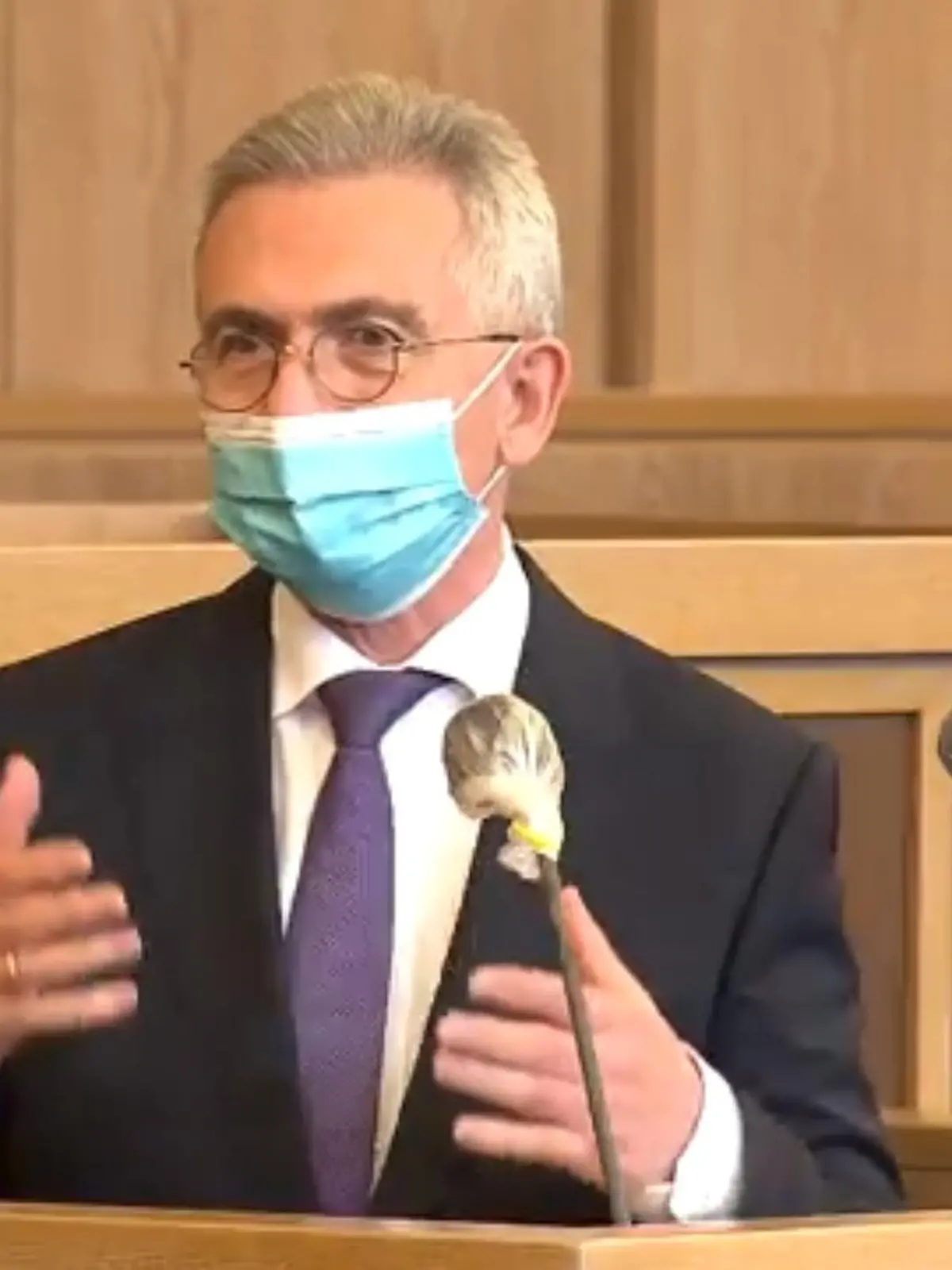 Das Schicksal des amtierenden Oberbürgermeisters Peter Feldmann (SPD) liegt in den Händen der Frankfurter. Diese entscheiden kommenden Sonntag per Bürgervotum mit ihrer Stimme, ob das Stadtoberhaupt bleiben darf oder gehen muss. Feldmann selbst, der unter Korruptionsverdacht steht und von seinen Kritikern als Pattex-Peter verhöhnt wird, klebt trotz massiver Verfehlungen noch immer an seinem Amt. Potenzielle Nachfolger stehen auf jeden Fall schon in den Startlöchern – mehr dazu im Video.