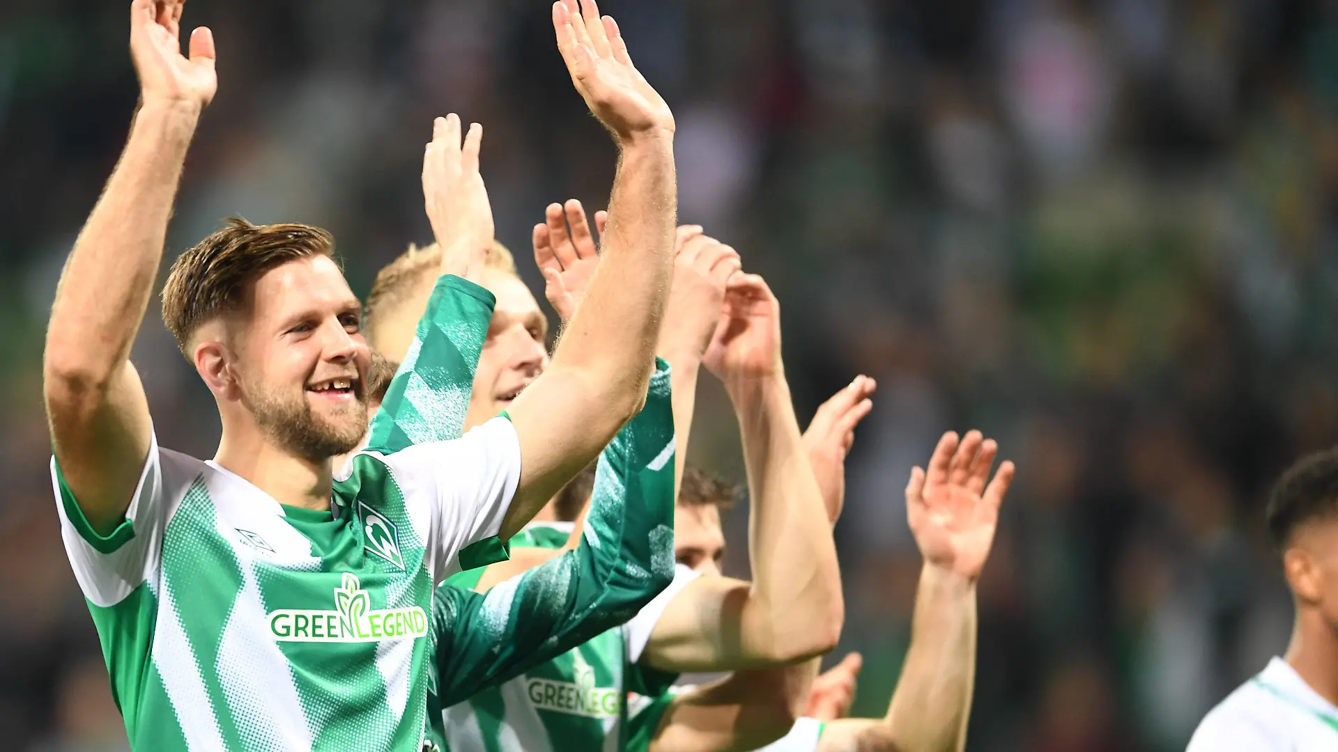 28.10.2022, Bremen: Fußball: Bundesliga, Werder Bremen - Hertha BSC, 12. Spieltag, wohninvest Weserstadion. Werders Torschütze zum 1:0, Niclas Füllkrug, feiert mit den Fans. Foto: Carmen Jaspersen/dpa - WICHTIGER HINWEIS: Gemäß den Vorgaben der DFL Deutsche Fußball Liga bzw. des DFB Deutscher Fußball-Bund ist es untersagt, in dem Stadion und/oder vom Spiel angefertigte Fotoaufnahmen in Form von Sequenzbildern und/oder videoähnlichen Fotostrecken zu verwerten bzw. verwerten zu lassen. +++ dpa-Bildfunk +++