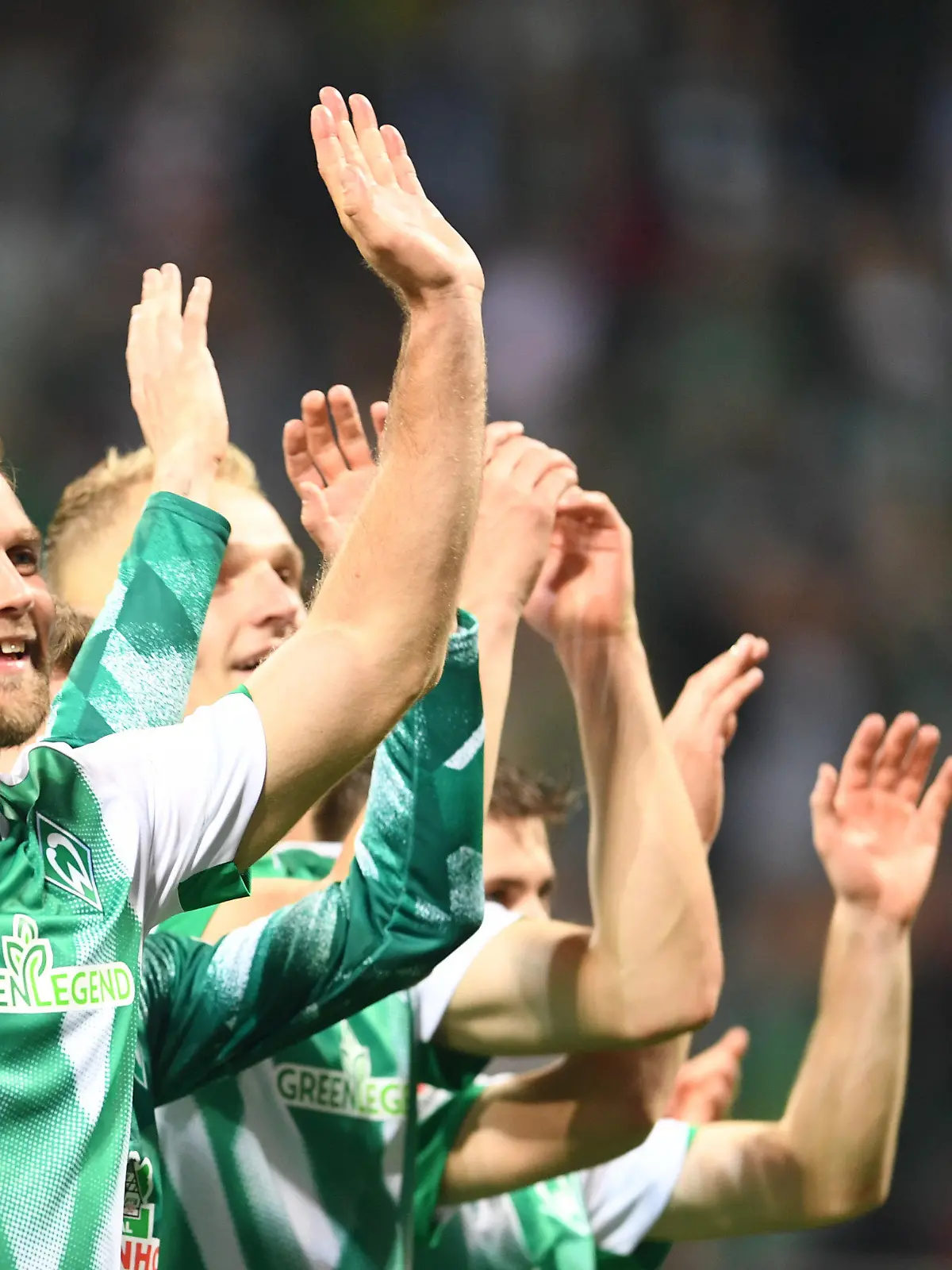 28.10.2022, Bremen: Fußball: Bundesliga, Werder Bremen - Hertha BSC, 12. Spieltag, wohninvest Weserstadion. Werders Torschütze zum 1:0, Niclas Füllkrug, feiert mit den Fans. Foto: Carmen Jaspersen/dpa - WICHTIGER HINWEIS: Gemäß den Vorgaben der DFL Deutsche Fußball Liga bzw. des DFB Deutscher Fußball-Bund ist es untersagt, in dem Stadion und/oder vom Spiel angefertigte Fotoaufnahmen in Form von Sequenzbildern und/oder videoähnlichen Fotostrecken zu verwerten bzw. verwerten zu lassen. +++ dpa-Bildfunk +++