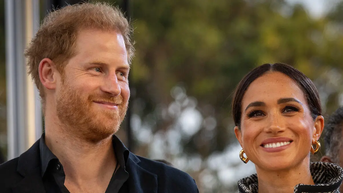 22.09.2023, USA, Santa Barbara: Prinz Harry (l), Herzog von Sussex, und seine Frau Meghan, Herzogin von Sussex, lächeln, während des One805LIVE! Music Festivals auf dem Anwesen von US-Schauspieler Costner, wo der One805 Heart of the Community Award verliehen wird. Es handelt sich dabei um eine jährliche, millionenschwere Spendenaktion zur Unterstützung der First Responder von Santa Barbara County, einschließlich Polizei, Feuerwehr und Rettungsdienst. Foto: Amy Katz/ZUMA Press Wire/dpa +++ dpa-Bildfunk +++