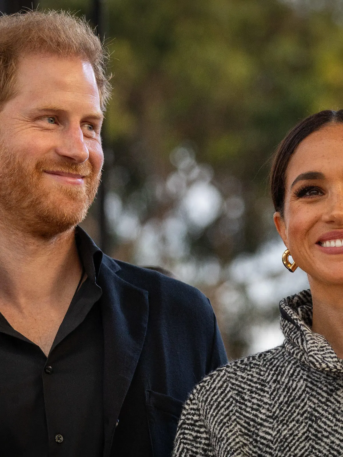 22.09.2023, USA, Santa Barbara: Prinz Harry (l), Herzog von Sussex, und seine Frau Meghan, Herzogin von Sussex, lächeln, während des One805LIVE! Music Festivals auf dem Anwesen von US-Schauspieler Costner, wo der One805 Heart of the Community Award verliehen wird. Es handelt sich dabei um eine jährliche, millionenschwere Spendenaktion zur Unterstützung der First Responder von Santa Barbara County, einschließlich Polizei, Feuerwehr und Rettungsdienst. Foto: Amy Katz/ZUMA Press Wire/dpa +++ dpa-Bildfunk +++