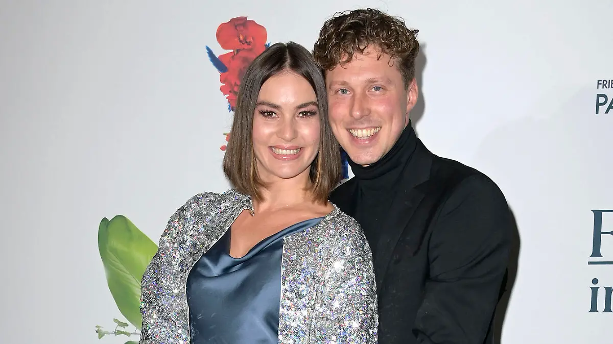 Renata Lusin und Valentin Lusin bei der Weltpremiere der Falling In Love Grand Show 2023 im Friedrichstadt-Palast. Berlin, 11.10.2023 *** Renata Lusin and Valentin Lusin at the world premiere of Falling In Love Grand Show 2023 at Friedrichstadt Palast Berlin, 11 10 2023 Foto:xF.xKernx/xFuturexImagex falling_3237