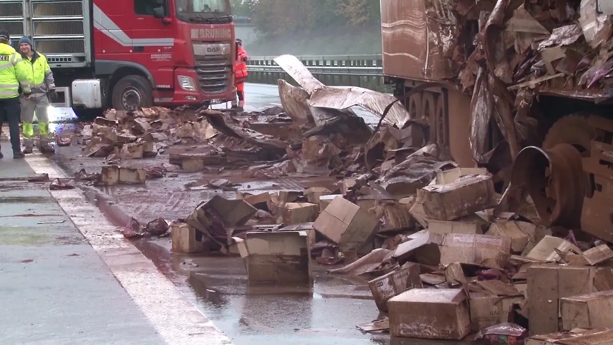 LKW mit 15 Tonnen Kakaopulver kracht am Mittwochmorgen (1. November) auf der A! ins Stauende.