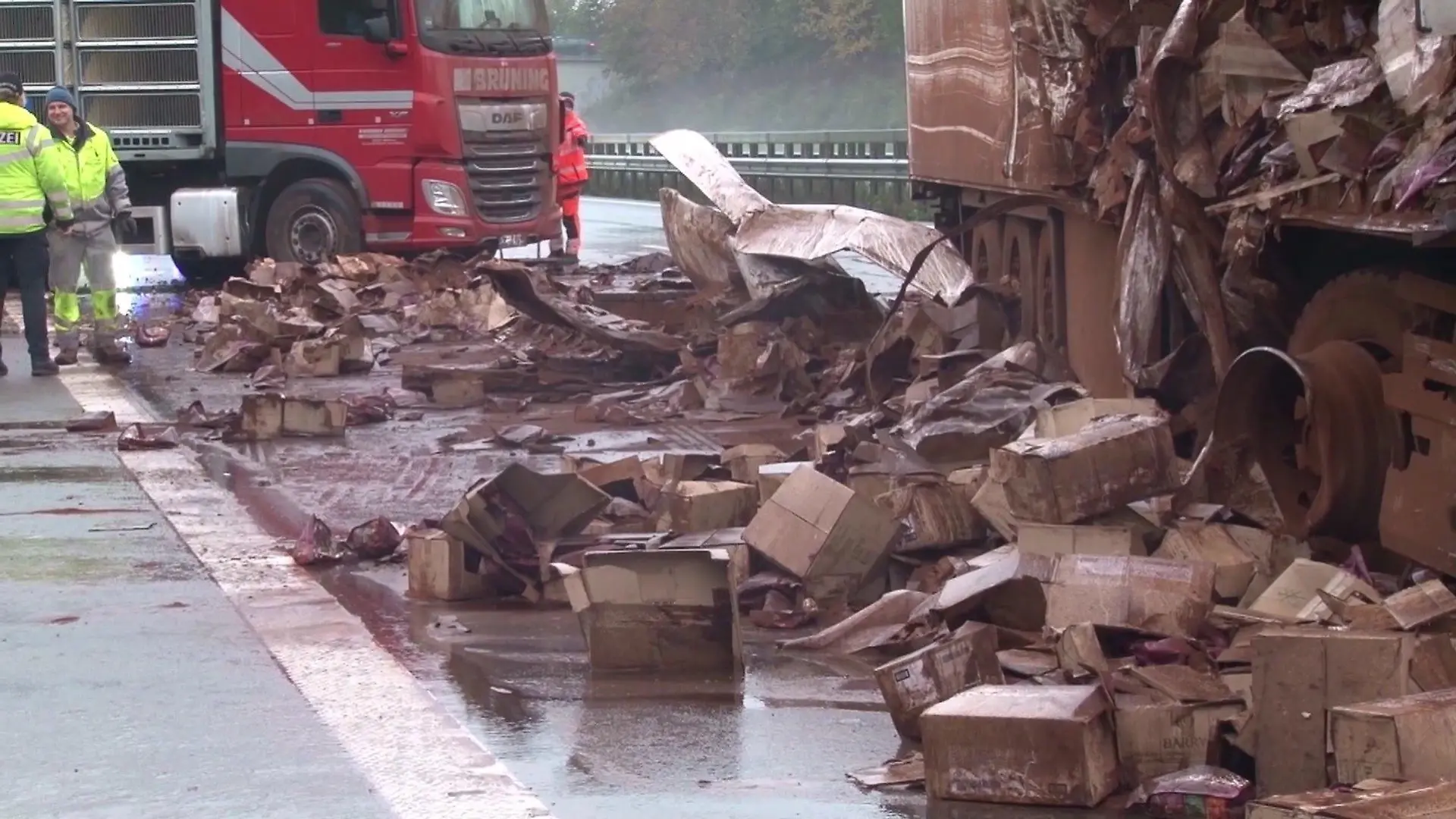 LKW mit 15 Tonnen Kakaopulver kracht am Mittwochmorgen (1. November) auf der A! ins Stauende.