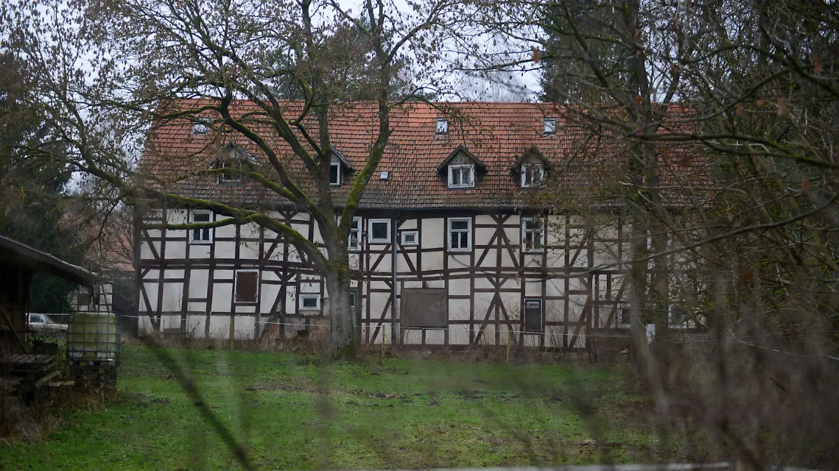 ARCHIV - 13.01.2014, Hessen, Rotenburg a. d. Fulda: Das ehemalige Wohnhaus des «Kannibalen von Rotenburg» im Ortsteil Wüstefeld. Armin Meiwes hatte im Jahr 2001 einen Internet-Bekannten getötet, zerlegt und Teile des Körpers gegessen - im April 2023 brannte das Haus ab. (zu dpa «Umfrage: Leben in Mörderhaus für 40 Prozent der Menschen vorstellbar») Foto: picture alliance / dpa +++ dpa-Bildfunk +++