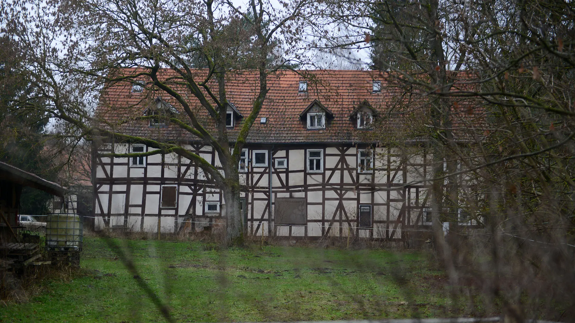 ARCHIV - 13.01.2014, Hessen, Rotenburg a. d. Fulda: Das ehemalige Wohnhaus des «Kannibalen von Rotenburg» im Ortsteil Wüstefeld. Armin Meiwes hatte im Jahr 2001 einen Internet-Bekannten getötet, zerlegt und Teile des Körpers gegessen - im April 2023 brannte das Haus ab. (zu dpa «Umfrage: Leben in Mörderhaus für 40 Prozent der Menschen vorstellbar») Foto: picture alliance / dpa +++ dpa-Bildfunk +++