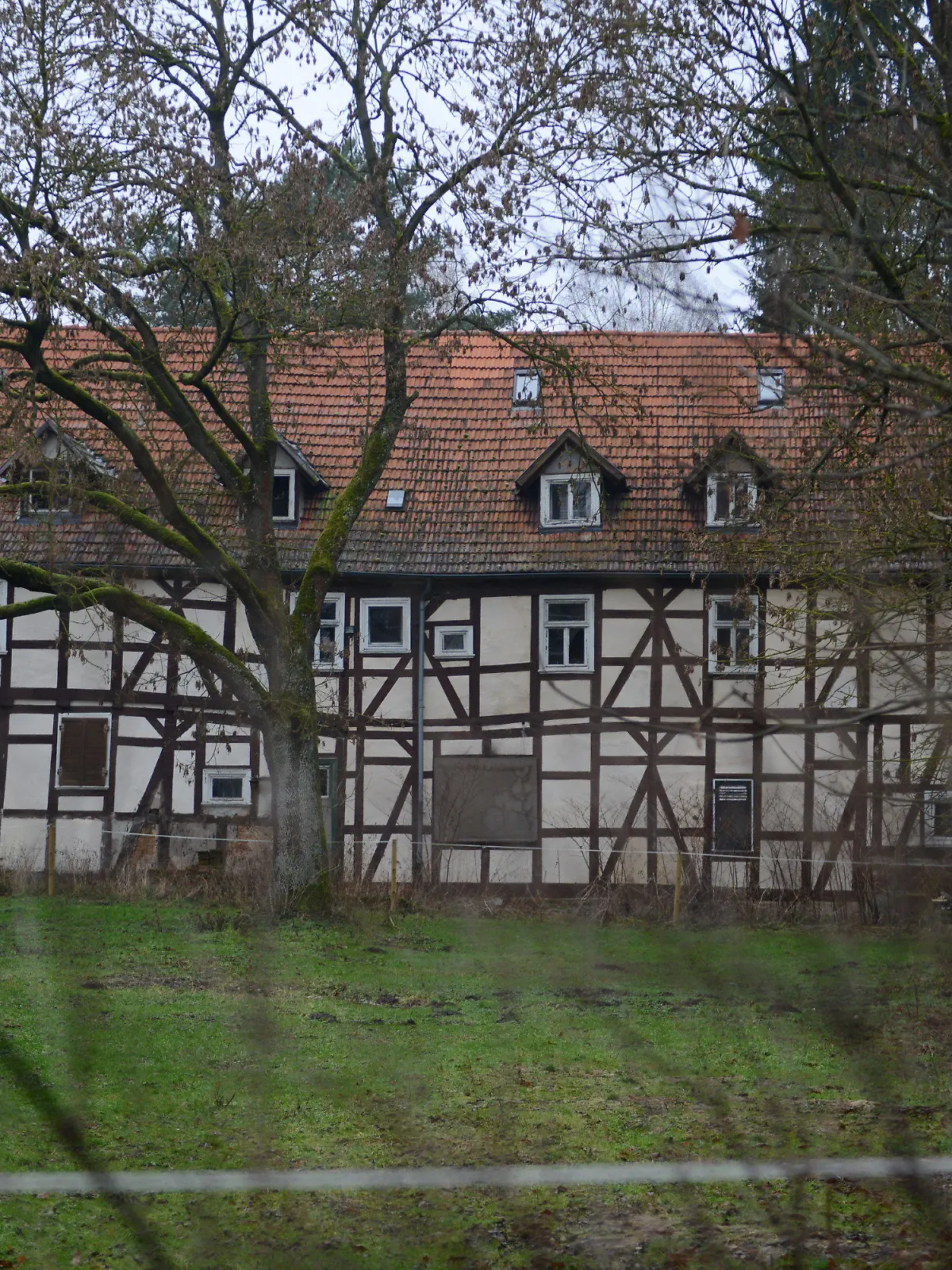 ARCHIV - 13.01.2014, Hessen, Rotenburg a. d. Fulda: Das ehemalige Wohnhaus des «Kannibalen von Rotenburg» im Ortsteil Wüstefeld. Armin Meiwes hatte im Jahr 2001 einen Internet-Bekannten getötet, zerlegt und Teile des Körpers gegessen - im April 2023 brannte das Haus ab. (zu dpa «Umfrage: Leben in Mörderhaus für 40 Prozent der Menschen vorstellbar») Foto: picture alliance / dpa +++ dpa-Bildfunk +++