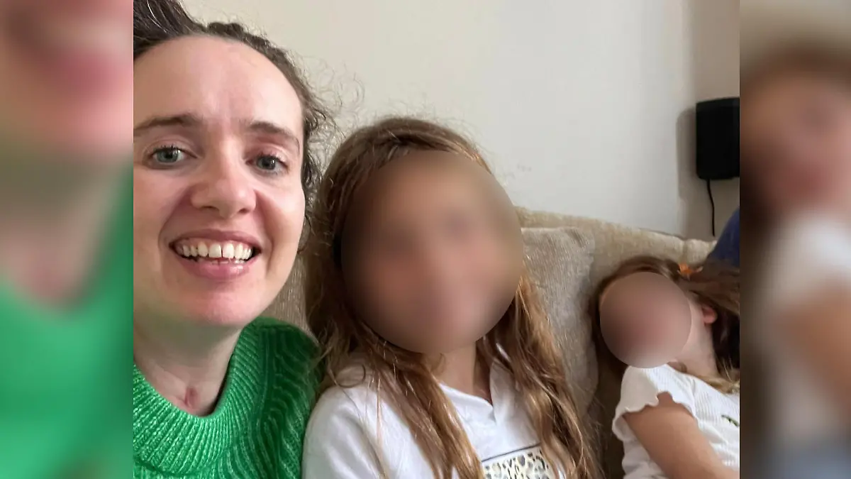 Rebecca "Becky" Sharp mit ihren beiden älteren Töchtern.