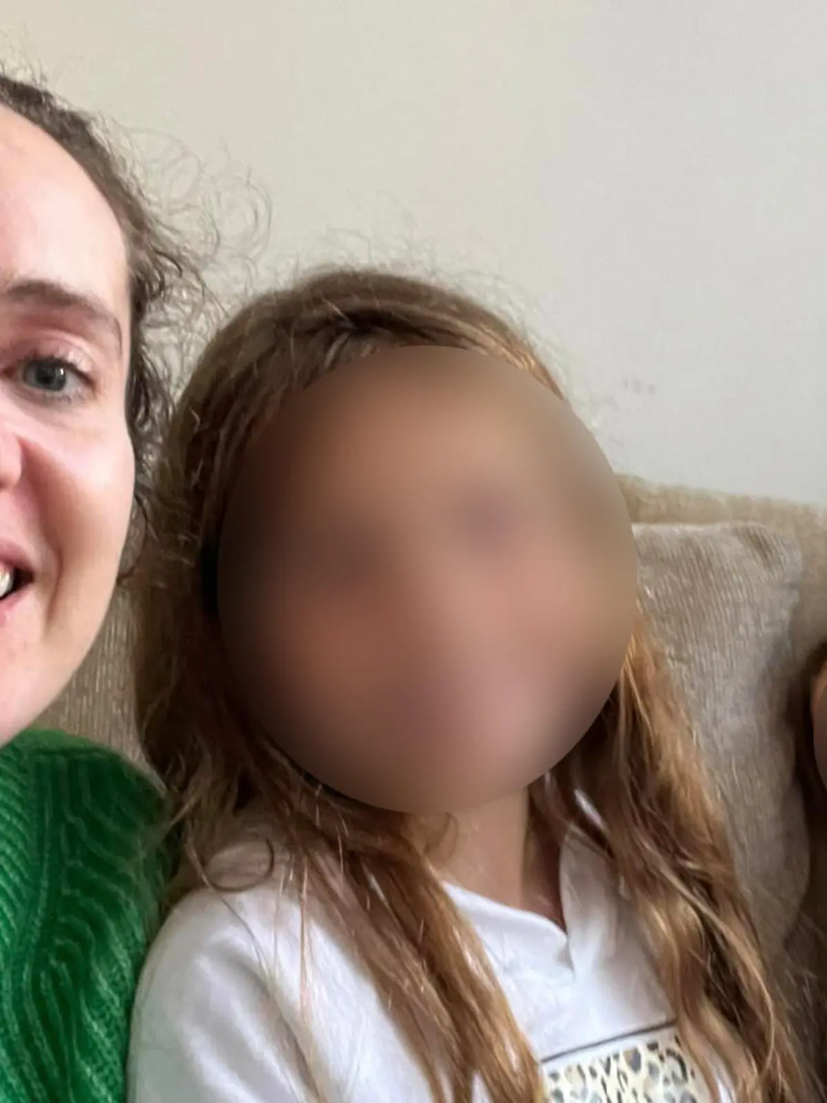 Rebecca "Becky" Sharp mit ihren beiden älteren Töchtern.
