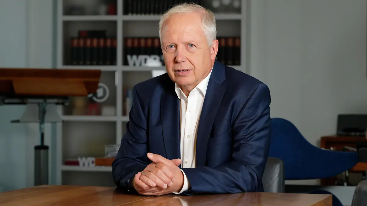 11.08.2022, Nordrhein-Westfalen, Köln: Tom Buhrow, Intendant des Westdeutschen Rundfunks (WDR), sitzt in seinem Büro im Gebäude des WDR. Die ARD will sich angesichts der Affäre um die zurückgetretene RBB-Intendantin und ARD-Chefin P. Schlesinger für eine Stärkung der Aufsicht aller Sender einsetzen, sagte WDR-Intendant Tom Buhrow, der die Geschäfte an der ARD-Spitze übernommen hat, in einem Interview mit der Deutschen Presse-Agentur. Foto: Henning Kaiser/dpa +++ dpa-Bildfunk +++