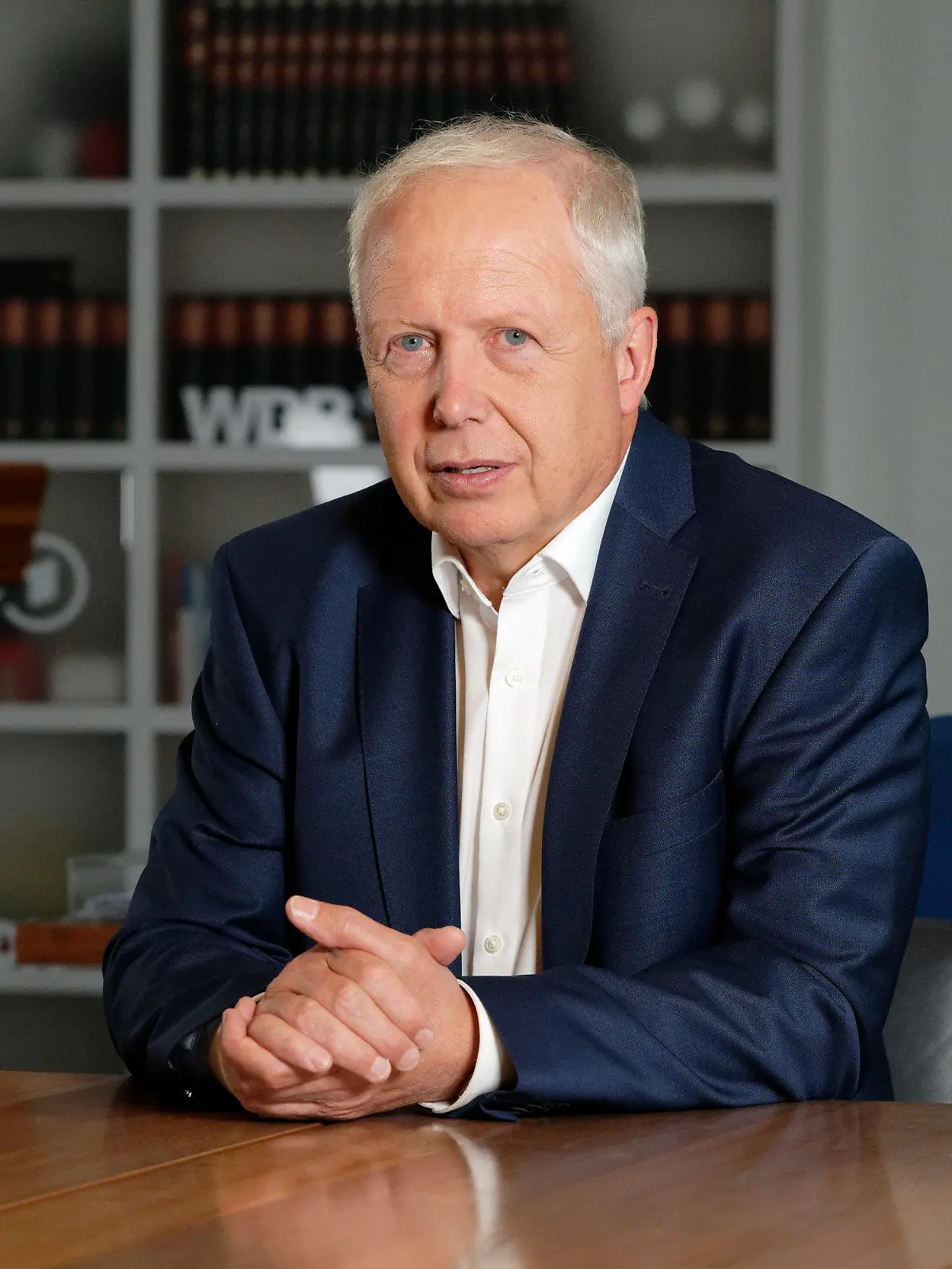 11.08.2022, Nordrhein-Westfalen, Köln: Tom Buhrow, Intendant des Westdeutschen Rundfunks (WDR), sitzt in seinem Büro im Gebäude des WDR. Die ARD will sich angesichts der Affäre um die zurückgetretene RBB-Intendantin und ARD-Chefin P. Schlesinger für eine Stärkung der Aufsicht aller Sender einsetzen, sagte WDR-Intendant Tom Buhrow, der die Geschäfte an der ARD-Spitze übernommen hat, in einem Interview mit der Deutschen Presse-Agentur. Foto: Henning Kaiser/dpa +++ dpa-Bildfunk +++