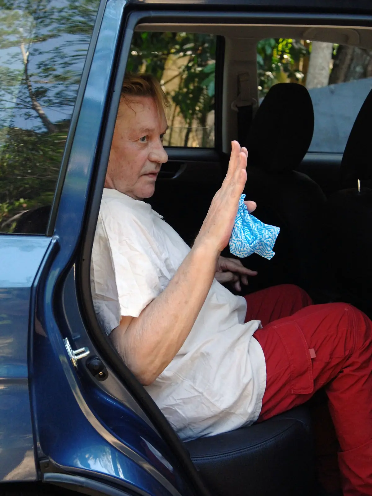 Tag 2 - Helmut Berger muss das Camp verlassen. Im Hinblick auf eine erwartete Hitzewelle im Camp hat Dr. Bob nach einer Untersuchung die Teilnahme der Schauspiel-Legende bei "Ich bin ein Star - Holt mich hier raus!" beendet. Die Gesundheitsgefahren sind für den 68-jährigen bei den außergewöhnlich extremen Wetterbedingung, die zur Zeit in Australien herrschen, zu groß.