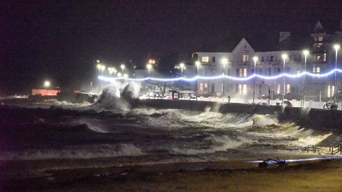 BGUK_2766437 - Exmouth, UNITED KINGDOM - Storm Ciarán - makes land fall in Exmouth - Devon UK - Storm winds have stirred the Sea up in Exmouth. Waves seen to be breaking over the Sea wall, - on the esplanade, Exmouth Devon, UK - VIDEO To follow.
Pictured: GV, General View
BACKGRID UK 1 NOVEMBER 2023 

 