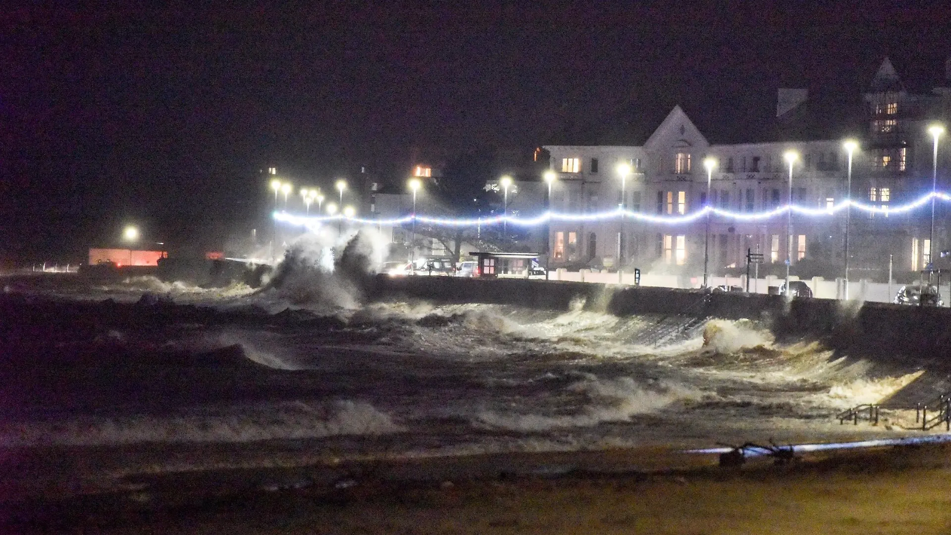 BGUK_2766437 - Exmouth, UNITED KINGDOM - Storm Ciarán - makes land fall in Exmouth - Devon UK - Storm winds have stirred the Sea up in Exmouth. Waves seen to be breaking over the Sea wall, - on the esplanade, Exmouth Devon, UK - VIDEO To follow.
Pictured: GV, General View
BACKGRID UK 1 NOVEMBER 2023