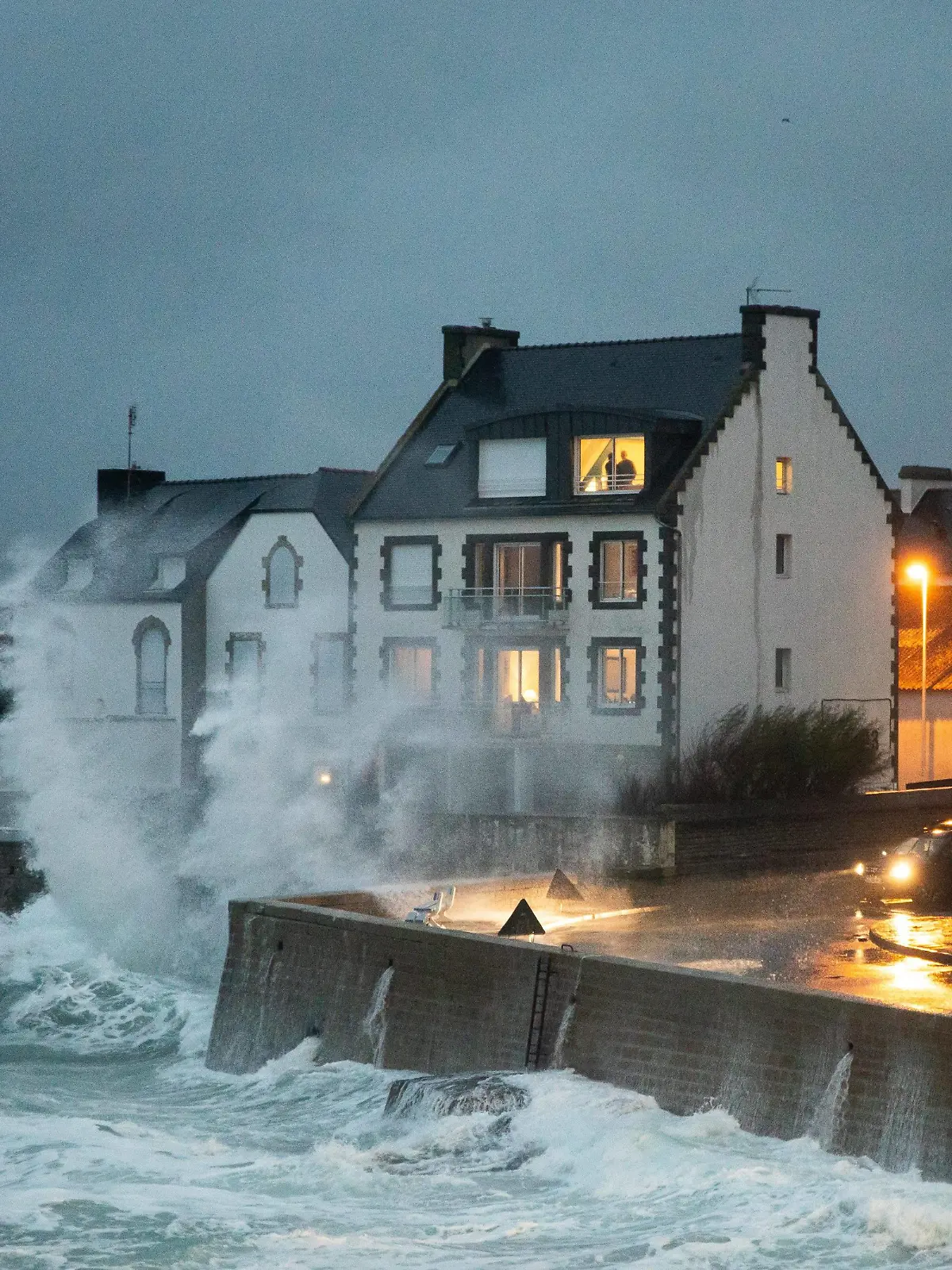 News Bilder des Tages Tempete Ciaran PHOTOPQR/OUEST FRANCE/Guillaume SALIGOT   01/11/2023  - EDIT BALANCE DES BLANCS ALTERNATIF - Tempete Ciaran dans le Finistère : Jour de tempête Ciaran sur le littoral breton alors que des vents jusqu à 170 km/h sont attendus dans la nuit de mercredi à jeudi . Ici les vagues sur la jeté à proximité de la criée au port de pêche du Guilvinec Finistère mercredi soir, au début de la tempête . Photo : Guillaume Saligot / Ouest-France - Ciaran storm arrives in french Brittany, on nov 1st 2023 France PUBLICATIONxNOTxINxFRAxBELxSUIxUK Copyright: xPHOTOPQR/OUESTxFRANCE/MAXPPPxGuillaumexSALIGOTx 20231101OFR1997 20231101OFR1997