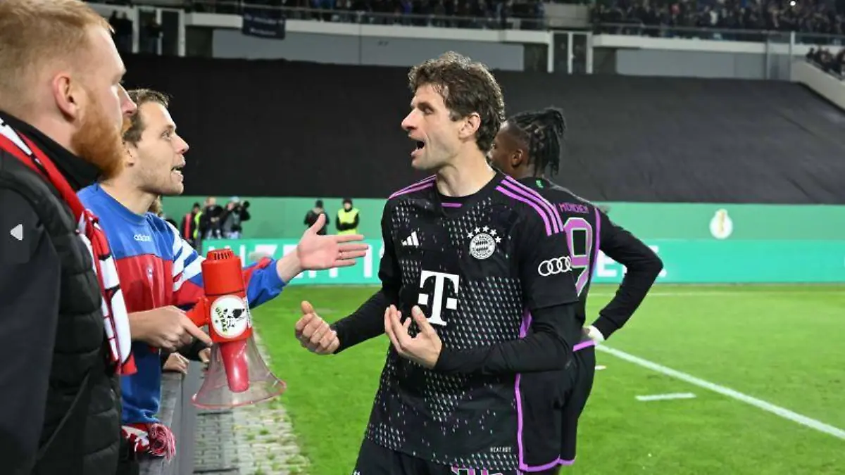 Thomas Müller stellte sich nach der Blamage den Fans.