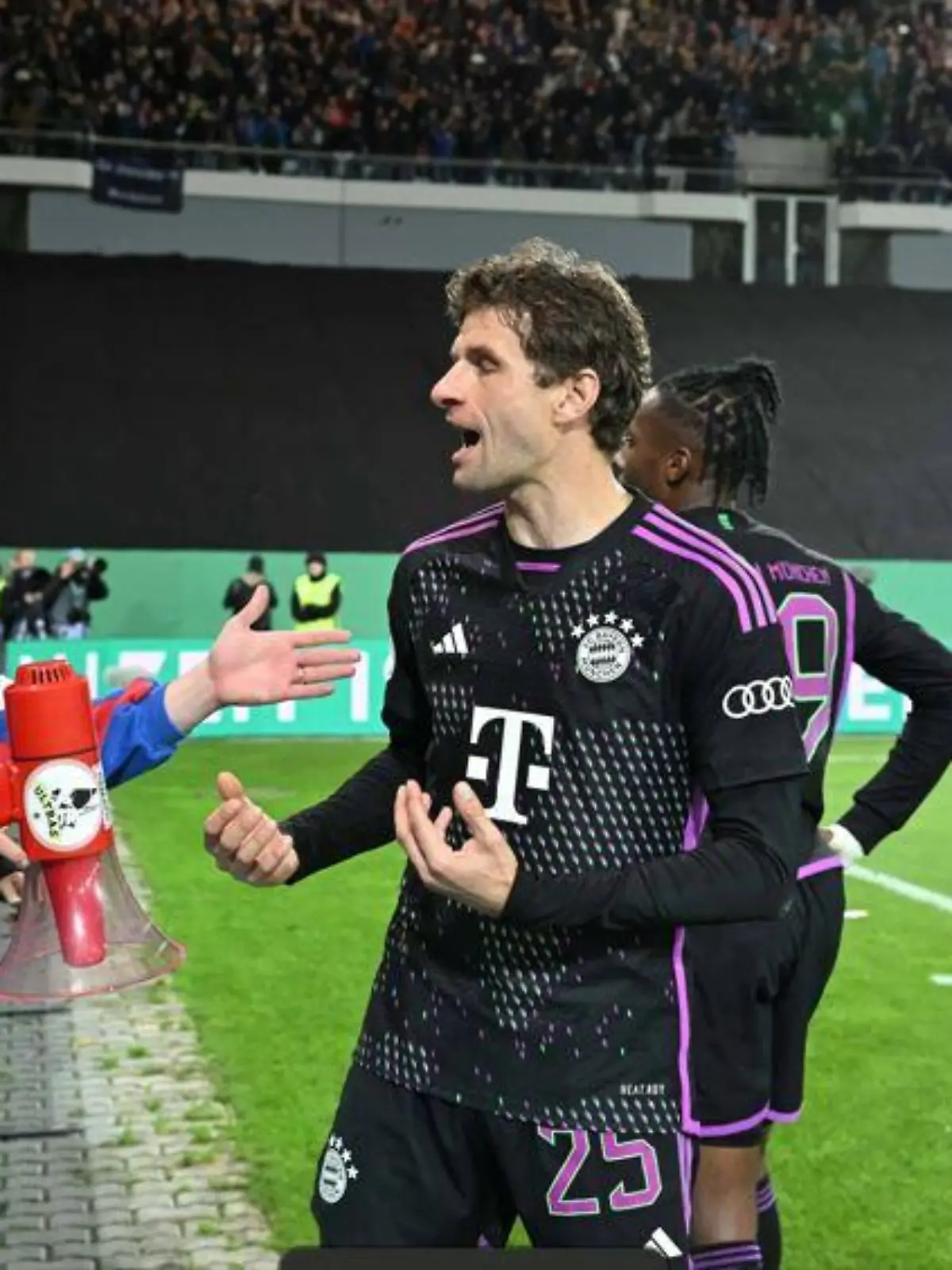 Thomas Müller stellte sich nach der Blamage den Fans.