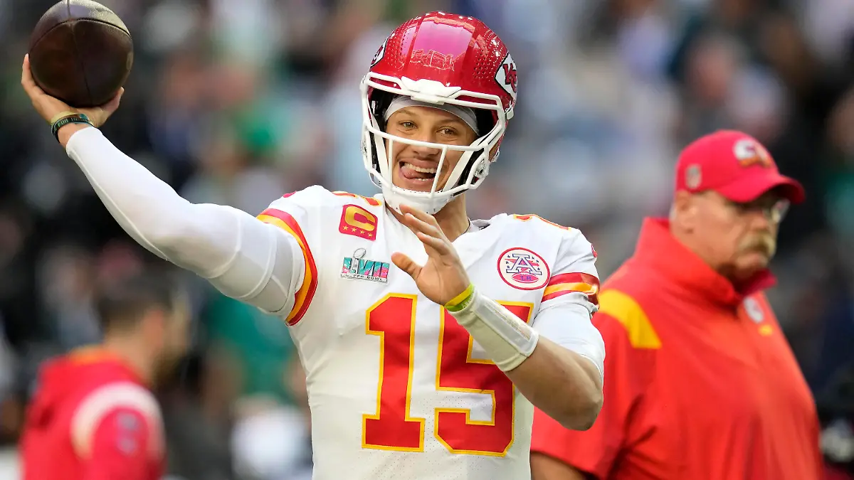 ARCHIV - 12.02.2023, USA, Glendale: American Football; Profiliga NFL, Philadelphia Eagles - Kansas City Chiefs, Super Bowl im State Farm Stadium: Kansas City Chiefs-Quarterback Patrick Mahomes (15) wärmt sich vor Head Coach Andy Reid vor dem NFL Super Bowl auf. Am Wochenende spielt er in Frankfurt. (zu dpa: «Football-Star Mahomes kommt nach Deutschland: «Bin bereit»») Foto: Ashley Landis/AP/dpa +++ dpa-Bildfunk +++