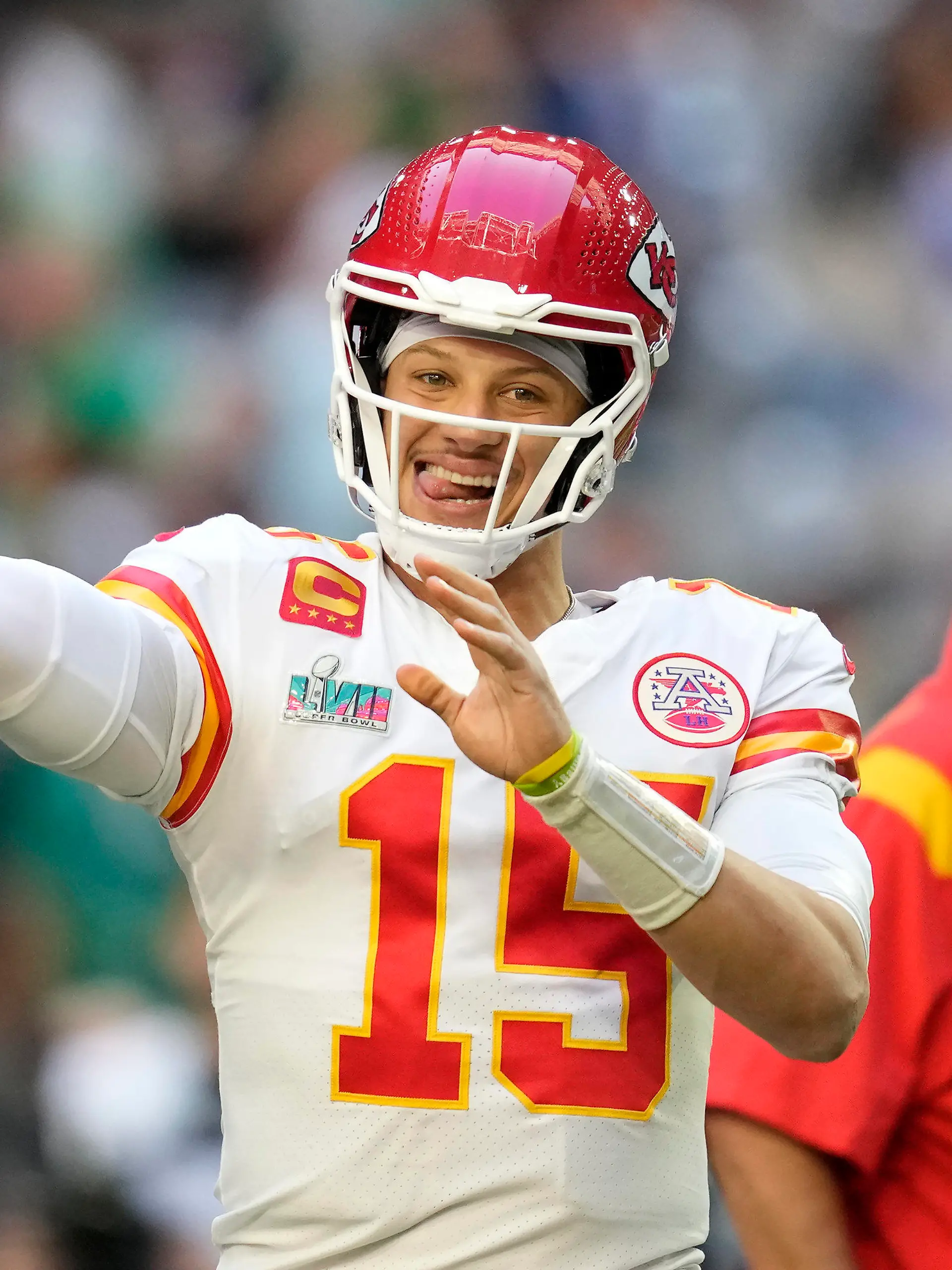 ARCHIV - 12.02.2023, USA, Glendale: American Football; Profiliga NFL, Philadelphia Eagles - Kansas City Chiefs, Super Bowl im State Farm Stadium: Kansas City Chiefs-Quarterback Patrick Mahomes (15) wärmt sich vor Head Coach Andy Reid vor dem NFL Super Bowl auf. Am Wochenende spielt er in Frankfurt. (zu dpa: «Football-Star Mahomes kommt nach Deutschland: «Bin bereit»») Foto: Ashley Landis/AP/dpa +++ dpa-Bildfunk +++