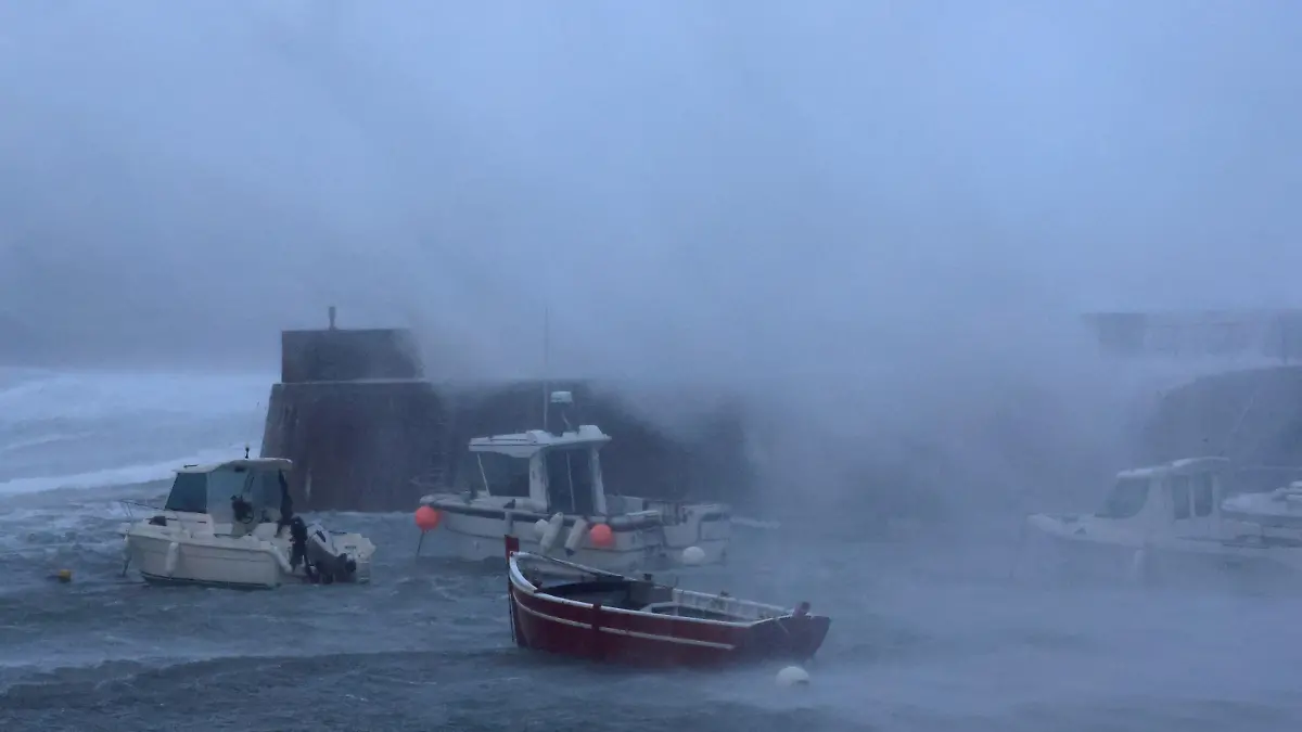 Waves crash against the breakwater of the port during Storm Ciaran at Goury near Cherbourg, Normandy, France, November 2, 2023.  REUTERS/Pascal Rossignol