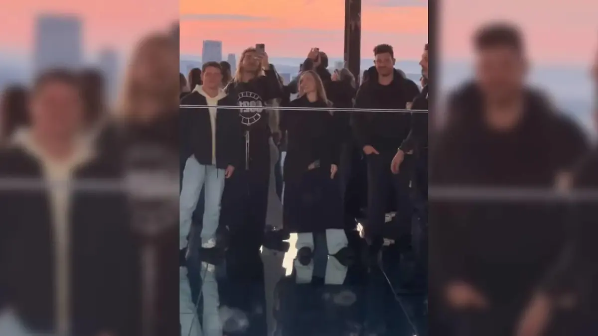 Bill Kaulitz genießt mit Marc Eggers, Georg Listing und Susanne Knispel die New Yorker Skyline.