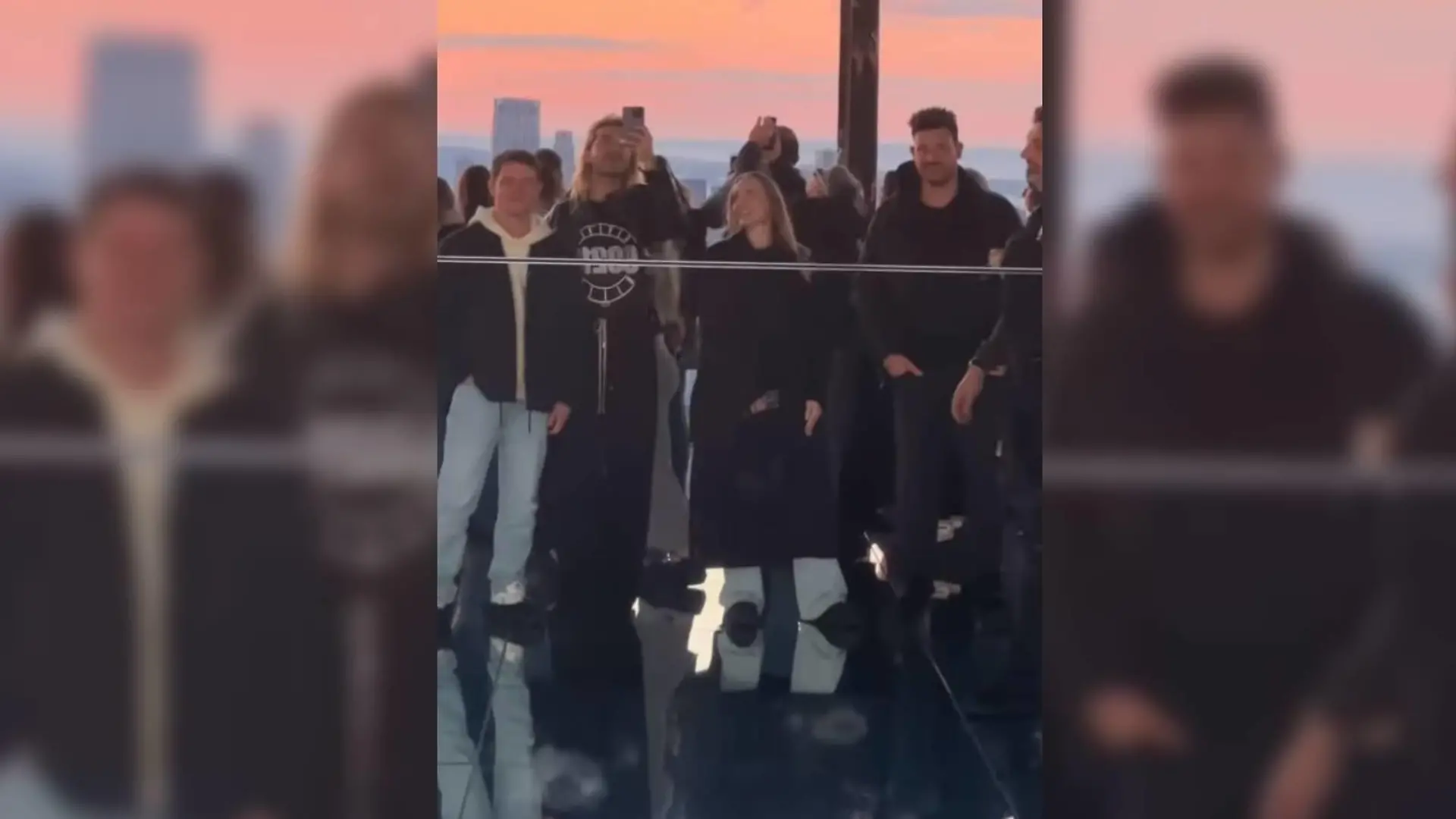 Bill Kaulitz genießt mit Marc Eggers, Georg Listing und Susanne Knispel die New Yorker Skyline.