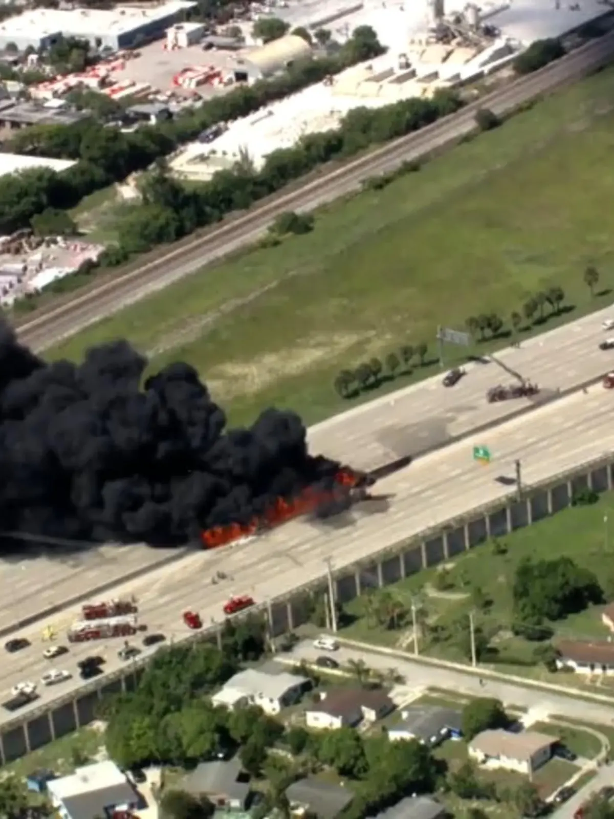 Es klingt wirklich wie eine Horror-Geschichte. Stellen Sie sich vor, sie fahren auf der Autobahn, plötzlich rammt ein Benzin-Laster ihr Auto und alles steht in Flammen. Das ist einem Pärchen aus Florida passiert. Doch die beiden hatten mehr als nur einen Schutzengel.