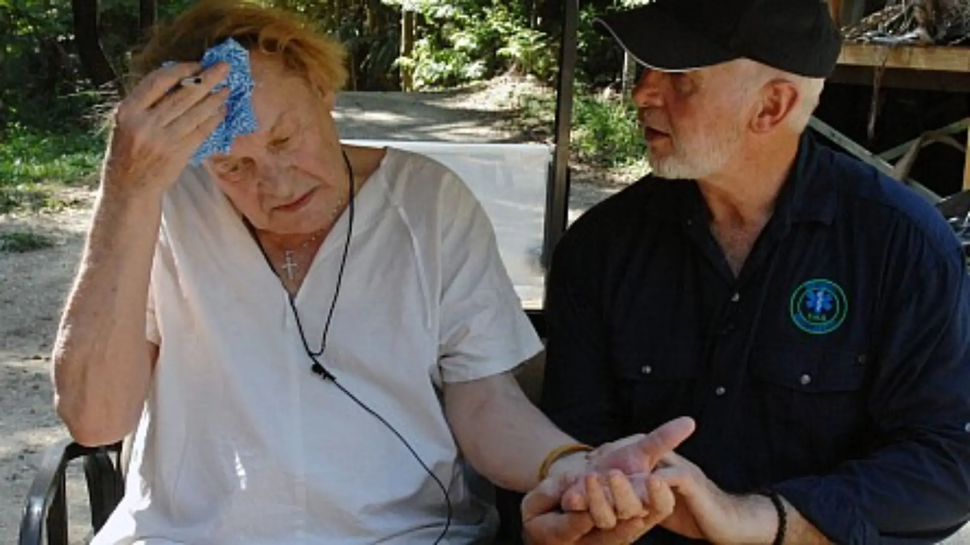 Tag 2 - Dr. Bob (re.) untersucht Helmut Berger. Das Ergebnis ist alles andere als erfreulich. Die hitzebedingten Gefahren für den Kreislauf von Helmut Berger kann Dr. Bob bei den zu erwartenden Temperaturen nicht mehr verantworten und beendet die Teilnahme der Schauspiel-Legende bei "Ich bin ein Star - Holt mich hier raus!".