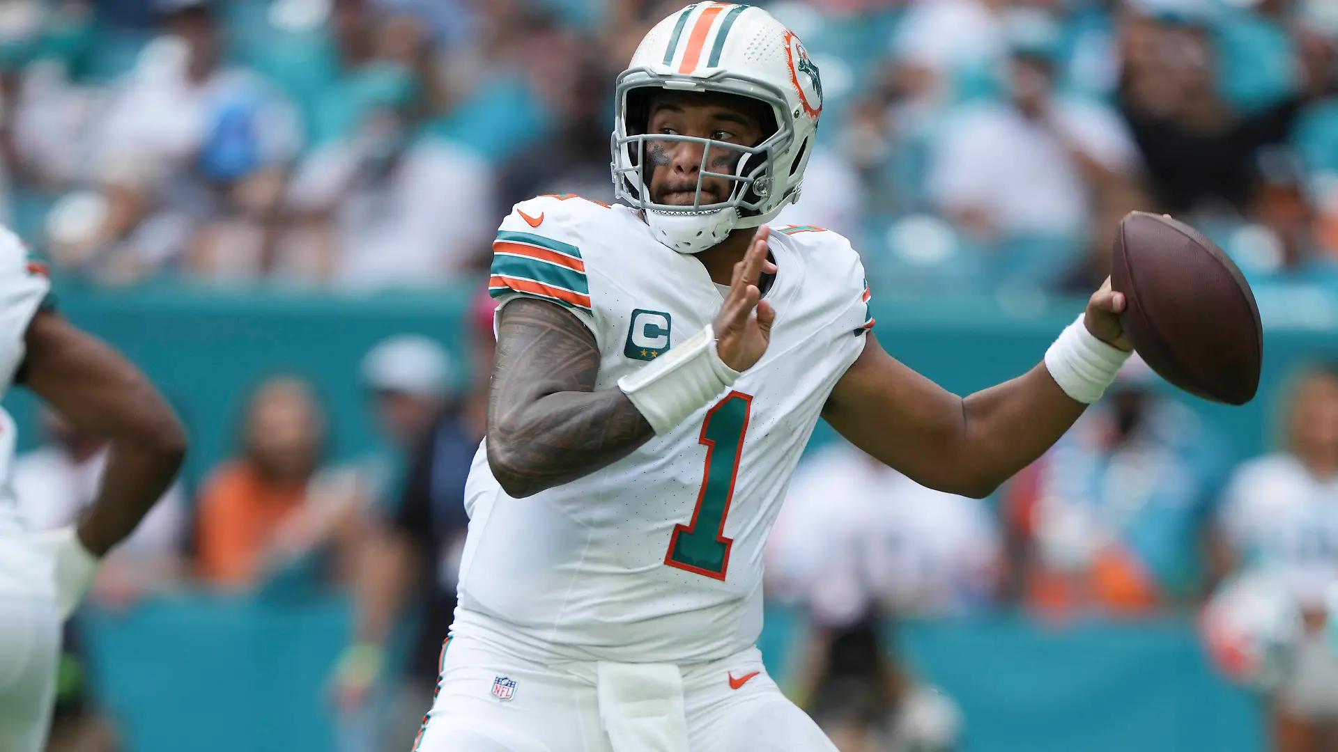 MIAMI GARDENS, FL - OCTOBER 29: Miami Dolphins quarterback Tua Tagovailoa 1 makes a pass attempt during the game between the New England Patriots and the Miami Dolphins on Sunday, October 29, 2023 at Hard Rock Stadium, Miami Gardens, Fla. Photo by Peter Joneleit/Icon Sportswire NFL, American Football Herren, USA OCT 29 Patriots at Dolphins EDITORIAL USE ONLY Icon231029063