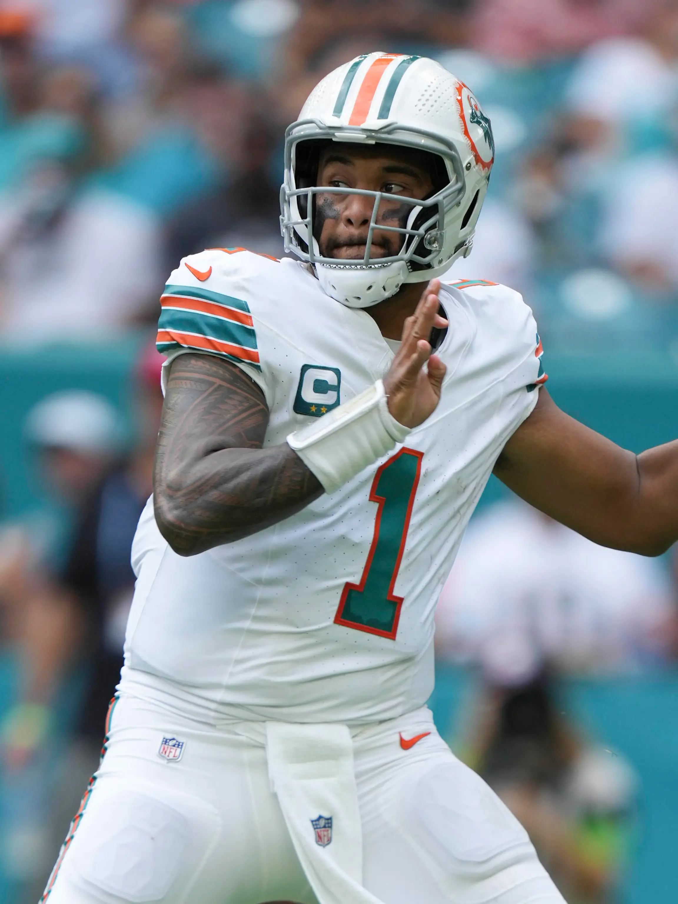 MIAMI GARDENS, FL - OCTOBER 29: Miami Dolphins quarterback Tua Tagovailoa 1 makes a pass attempt during the game between the New England Patriots and the Miami Dolphins on Sunday, October 29, 2023 at Hard Rock Stadium, Miami Gardens, Fla. Photo by Peter Joneleit/Icon Sportswire NFL, American Football Herren, USA OCT 29 Patriots at Dolphins EDITORIAL USE ONLY Icon231029063