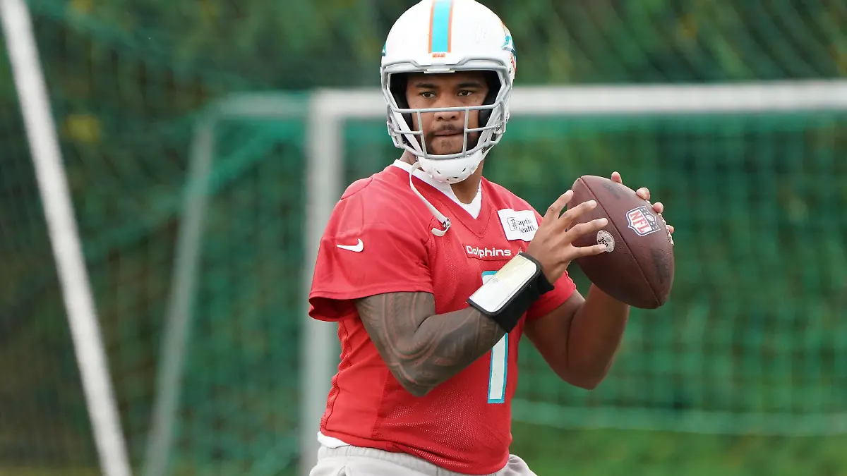Quarterback Tua Tagovailoa QB 1, Miami Dolphins - Frankfurt 01.11.2023: Miami Dolphins Training in Frankfurt *** Quarterback Tua Tagovailoa QB 1, Miami Dolphins Frankfurt 01 11 2023 Miami Dolphins Training in Frankfurt