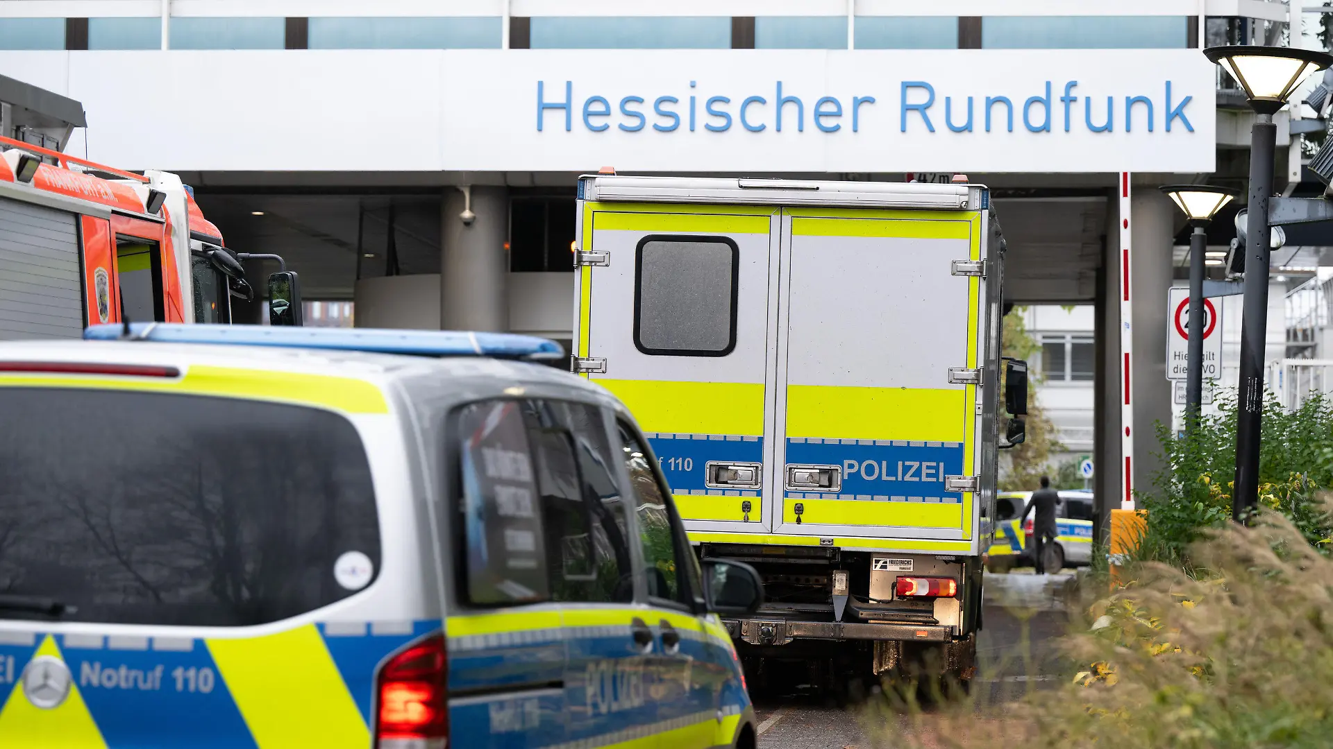 02.11.2023, Hessen, Frankfurt/Main: Polizeifahrzeuge fahren auf das Gelände des Hessischen Rundfunks (HR) in Frankfurt. Nach dem Fund eines verdächtigen Gegenstandes wurden Gebäude auf dem Gelände geräumt. Nach dem Fund eines verdächtigen Gegenstandes auf dem Gelände des Hessischen Rundfunks (hr) in Frankfurt hat die Polizei Entwarnung gegeben. «Es handelt sich um eine Attrappe», sagte ein Polizeisprecher am Donnerstag. Laut Polizei war ein «handgranaten-ähnlicher Gegenstand» gefunden worden, ein größerer Polizeieinsatz war die Folge. Foto: Boris Roessler/dpa +++ dpa-Bildfunk +++