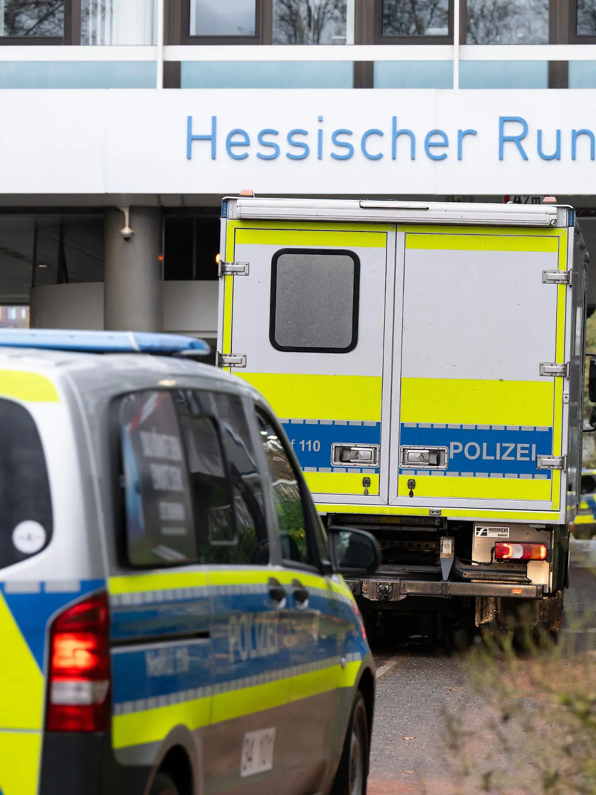 02.11.2023, Hessen, Frankfurt/Main: Polizeifahrzeuge fahren auf das Gelände des Hessischen Rundfunks (HR) in Frankfurt. Nach dem Fund eines verdächtigen Gegenstandes wurden Gebäude auf dem Gelände geräumt. Nach dem Fund eines verdächtigen Gegenstandes auf dem Gelände des Hessischen Rundfunks (hr) in Frankfurt hat die Polizei Entwarnung gegeben. «Es handelt sich um eine Attrappe», sagte ein Polizeisprecher am Donnerstag. Laut Polizei war ein «handgranaten-ähnlicher Gegenstand» gefunden worden, ein größerer Polizeieinsatz war die Folge. Foto: Boris Roessler/dpa +++ dpa-Bildfunk +++
