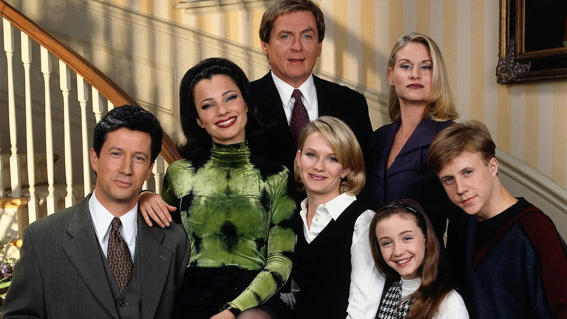 HANDOUT - 01.01.1997, ---, --: Die Besetzung von "the Nanny" im Uhrzeigersinn von links nach rechts: Charles Shaughnessy, Fran Drescher, Daniel Davis, Lauren Lane, Benjamin Salisbury, Madeline Zima, und Nicholle Tom. Die US-Sitcom  ·Die Nanny· läuft Montag bis Freitag auf Warner TV Comedy im Morgen- sowie Mittagsprogramm mit mehreren Episoden. (zu dpa: ««Oh, Mr. Sheffiiiield!» - Sitcom-Klassiker «Die Nanny» wird 30 ») Foto: Cliff Lipson/CBS/Sony Pictures Entertainment. All Rights Reserved/Warner TV /dpa - ACHTUNG: Nur zur redaktionellen Verwendung im Zusammenhang mit einer Berichterstattung über die Sendung und nur mit vollständiger Nennung des vorstehenden Credits +++ dpa-Bildfunk +++
