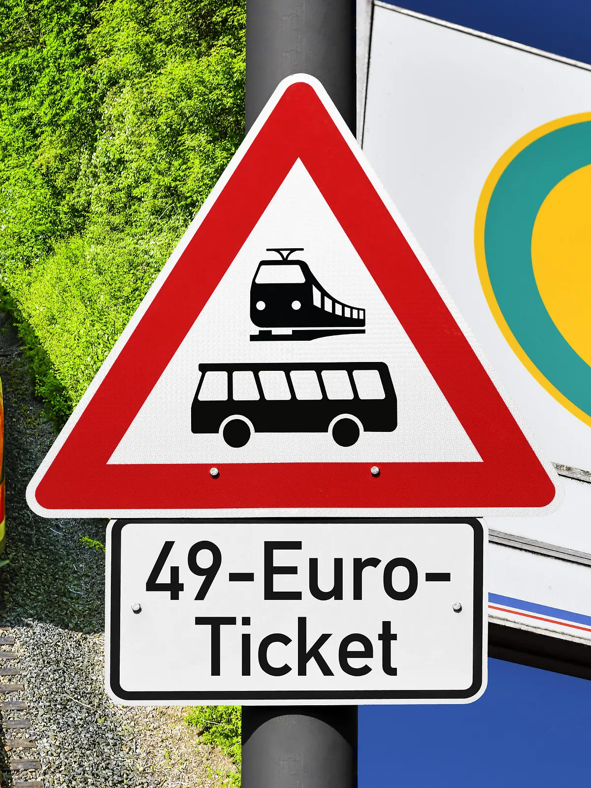  FOTOMONTAGE, Schild mit Aufschrift 49-Euro-Ticket, Regionalbahn und Bushaltestellenschild, 49-Euro-Ticket als möglicher Nachfolger des Neun-Euro-Tickets, Symbolfoto *** PHOTOMONTAGE, sign with inscription 49 Euro Ticket, regional train and bus stop sign, 49 Euro Ticket as possible successor of the Nine Euro Ticket, symbol photo