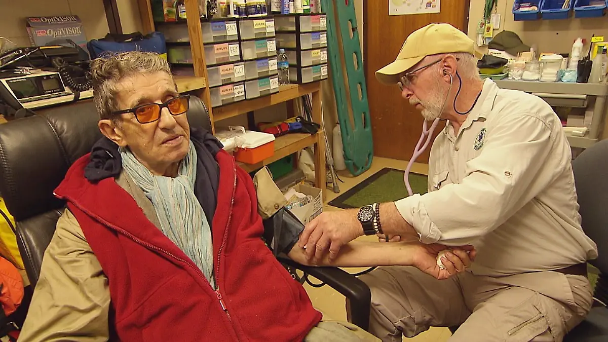 ACHTUNG: SPERRFRIST FÜR ALLE MEDIEN BIS SAMSTAG, 23. JANUAR 2016, 23.59 UHR !!! Tag 9 - Dr. Bob hat Rolf Zacher aus dem Camp in seine Krankenstation gebracht und untersucht ihn dort. # Foto: RTLVerwendung der Bilder für Online-Medien ausschließlich mit folgender Verlinkung: "Alle Infos zu "Ich bin ein Star - Holt mich hier raus!" im Special bei RTL.de: http://www.rtl.de/cms/sendungen/ich-bin-ein-star.htmlNUR ZUR EINMALIGEN VERÖFFENTLICHUNG ! KEINE WEITERGABE AN DRITTE ! KEINE VERWENDUNG NACH DEM 09.02.2016 !! KEINE ARCHIVIERUNG !Suchbegriff: Dschungelcamp
