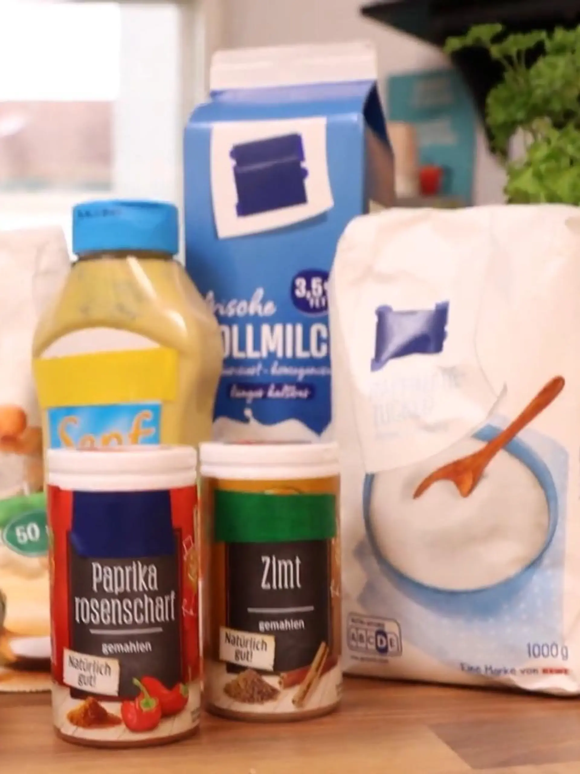 Die Lebensmittelpreise steigen und wir alle überlegen uns zweimal, was uns in den Einkaufswagen und damit auf den Tisch kommt. Doch wussten Sie, dass Kochen und Backen auch günstiger gehen? Denn manche teurer werdenden Produkte lassen sich tatsächlich durch günstigere Alternativen ersetzen – und das sogar unbemerkt! Welche Rezepte Sie günstiger zubereiten können, zeigen Testerin Jana und Profi-Koch Gordon Hegner hier.