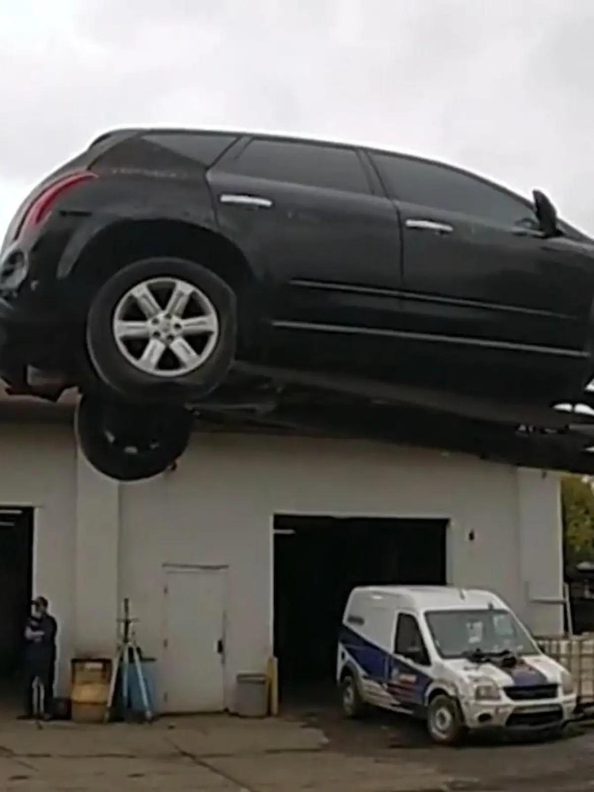 In einer Werkstatt in Ohio ist nicht gut Autos klauen. Weil die Mitarbeiter die Nase voll haben, entwickeln sie eine kreative Methode, den Dieb festzuhalten. Im Video sehen Sie die spektakulären Aufnahmen.