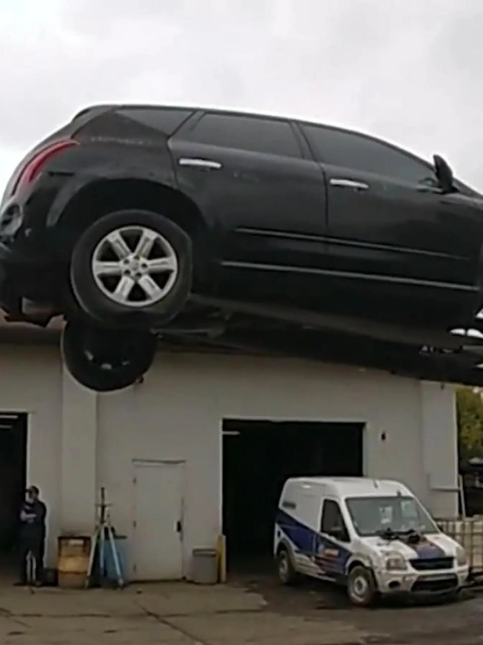In einer Werkstatt in Ohio ist nicht gut Autos klauen. Weil die Mitarbeiter die Nase voll haben, entwickeln sie eine kreative Methode, den Dieb festzuhalten. Im Video sehen Sie die spektakulären Aufnahmen.