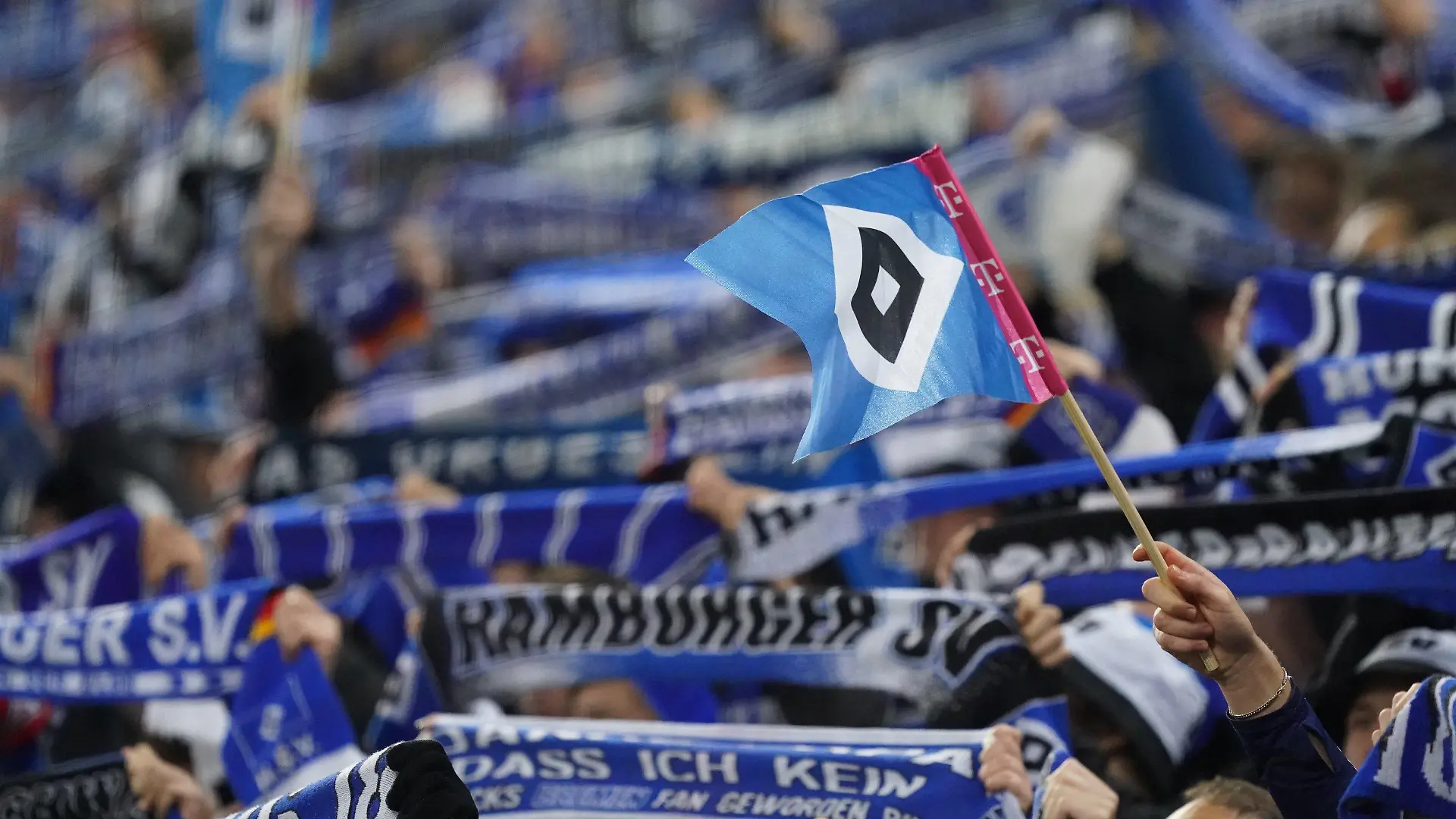ARCHIV - 08.10.2022, Hamburg: Fußball: 2. Bundesliga, 11. Spieltag, Hamburger SV - 1. FC Kaiserslautern, im Volksparkstadion. HSV-Fans jubeln ihrer Mannschaft vor Spielbeginn zu. (zu dpa: «Breitensport statt Katar-WM: HSV-Supporters mit ungewöhnlichem Boykott») Foto: Marcus Brandt/dpa - WICHTIGER HINWEIS: Gemäß den Vorgaben der DFL Deutsche Fußball Liga bzw. des DFB Deutscher Fußball-Bund ist es untersagt, in dem Stadion und/oder vom Spiel angefertigte Fotoaufnahmen in Form von Sequenzbildern und/oder videoähnlichen Fotostrecken zu verwerten bzw. verwerten zu lassen. +++ dpa-Bildfunk +++