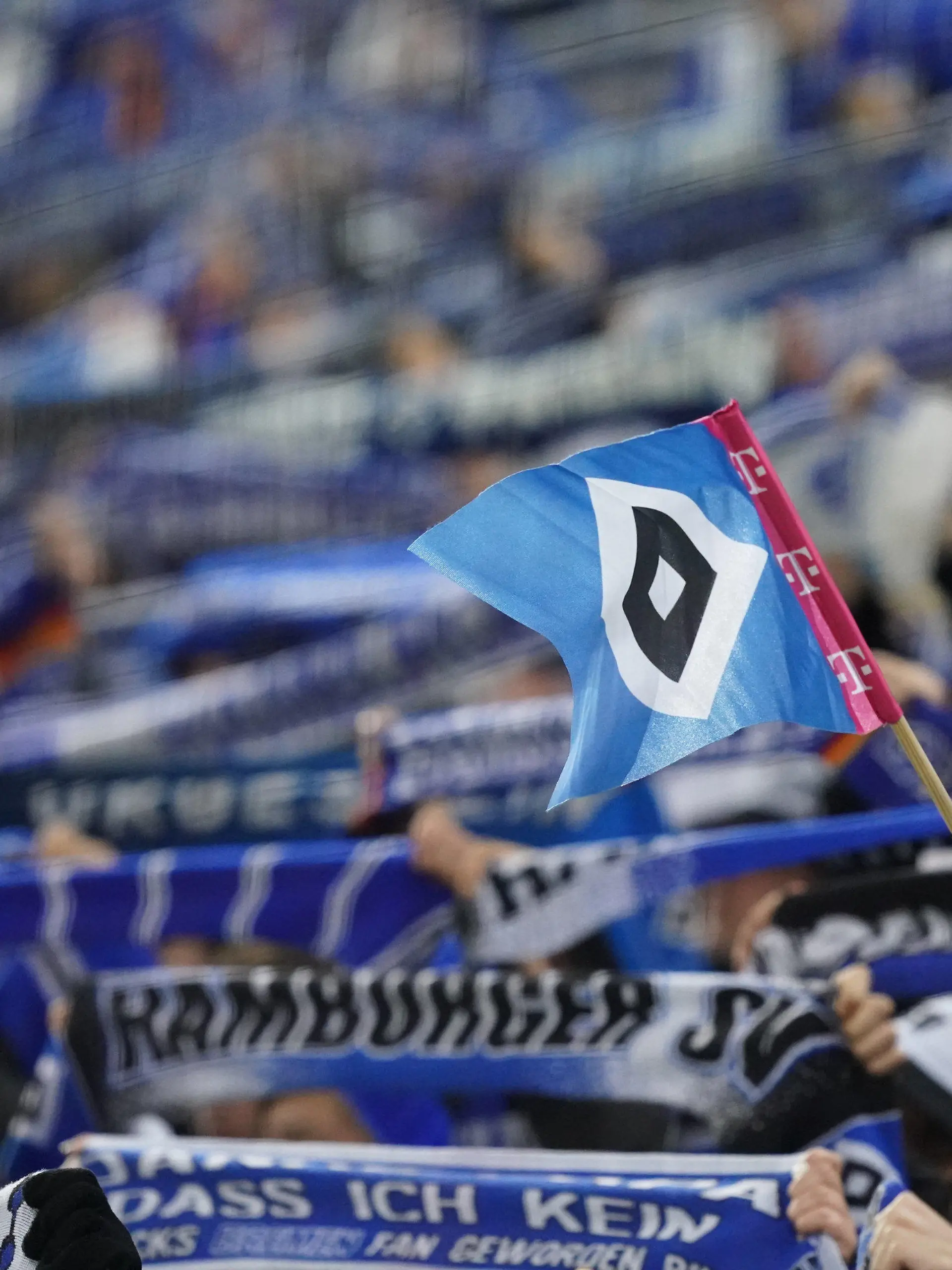 ARCHIV - 08.10.2022, Hamburg: Fußball: 2. Bundesliga, 11. Spieltag, Hamburger SV - 1. FC Kaiserslautern, im Volksparkstadion. HSV-Fans jubeln ihrer Mannschaft vor Spielbeginn zu. (zu dpa: «Breitensport statt Katar-WM: HSV-Supporters mit ungewöhnlichem Boykott») Foto: Marcus Brandt/dpa - WICHTIGER HINWEIS: Gemäß den Vorgaben der DFL Deutsche Fußball Liga bzw. des DFB Deutscher Fußball-Bund ist es untersagt, in dem Stadion und/oder vom Spiel angefertigte Fotoaufnahmen in Form von Sequenzbildern und/oder videoähnlichen Fotostrecken zu verwerten bzw. verwerten zu lassen. +++ dpa-Bildfunk +++