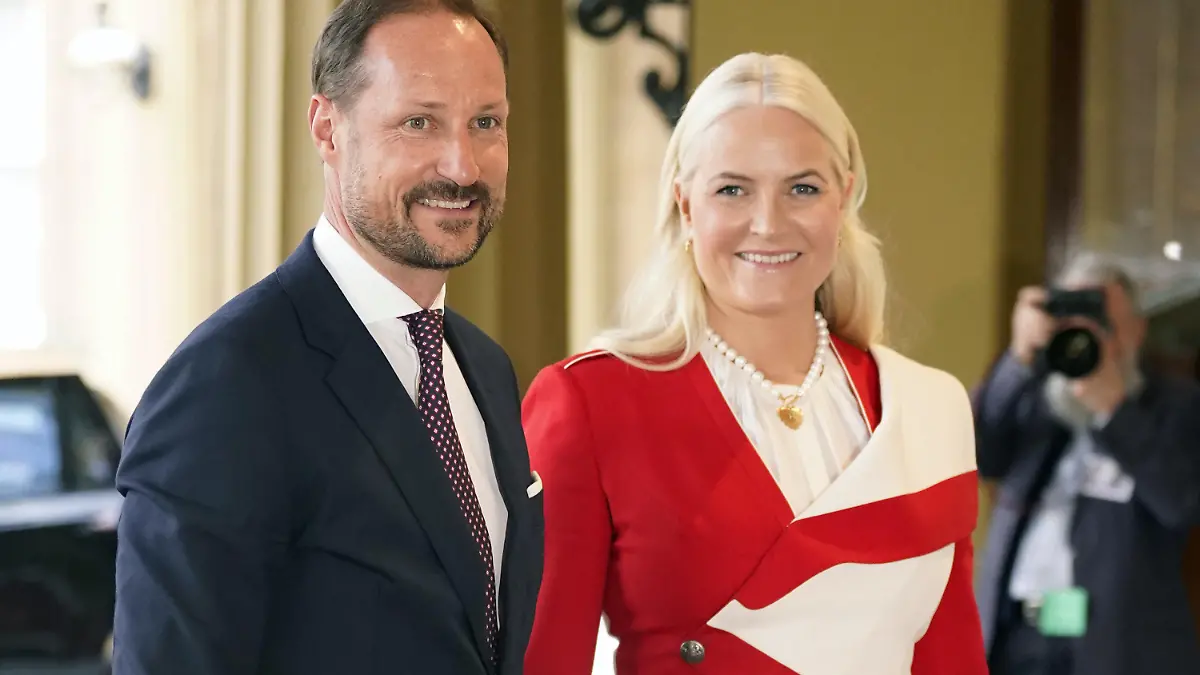 ARCHIV - 05.05.2023, Großbritannien, London: Haakon (l), Kronprinz von Norwegen, und Mette-Marit, Kronprinzessin von Norwegen, treffen zu einem Empfang im Buckingham Palace in London ein, den König Karl III. für die an seiner Krönung teilnehmenden Staatsoberhäupter gegeben hat. (zu dpa: «Norwegens Kronprinzenpaar Haakon und Mette-Marit besucht Deutschland») Foto: Danny Lawson/PA Wire/dpa +++ dpa-Bildfunk +++