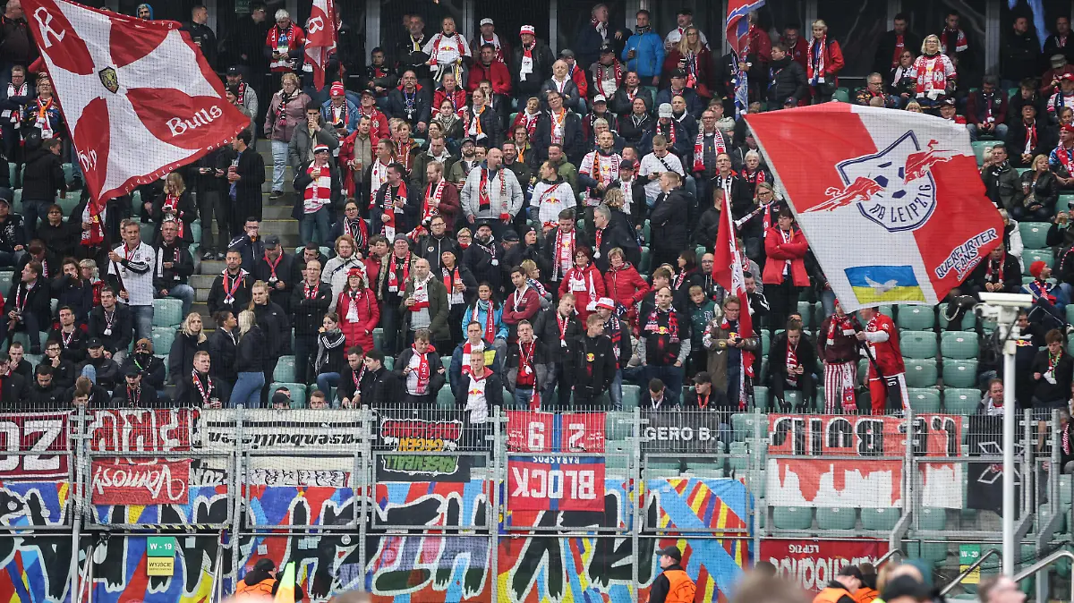 Fußball: Champions League, Schachtjor Donezk - RB Leipzig, Gruppenphase, Gruppe F, 6. Spieltag im Stadion Wojska Polskiego, die Fans von Leipzig stehen auf der Tribüne vor dem Spiel.