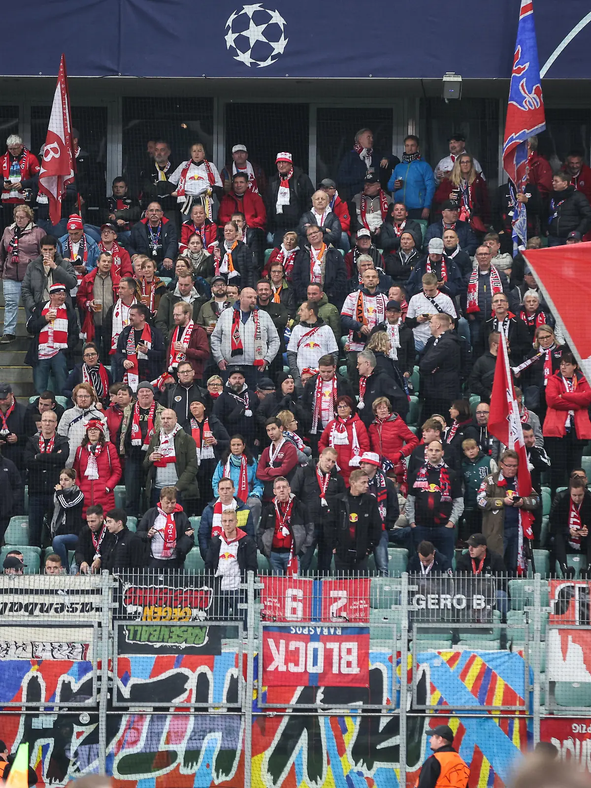 Fußball: Champions League, Schachtjor Donezk - RB Leipzig, Gruppenphase, Gruppe F, 6. Spieltag im Stadion Wojska Polskiego, die Fans von Leipzig stehen auf der Tribüne vor dem Spiel.
