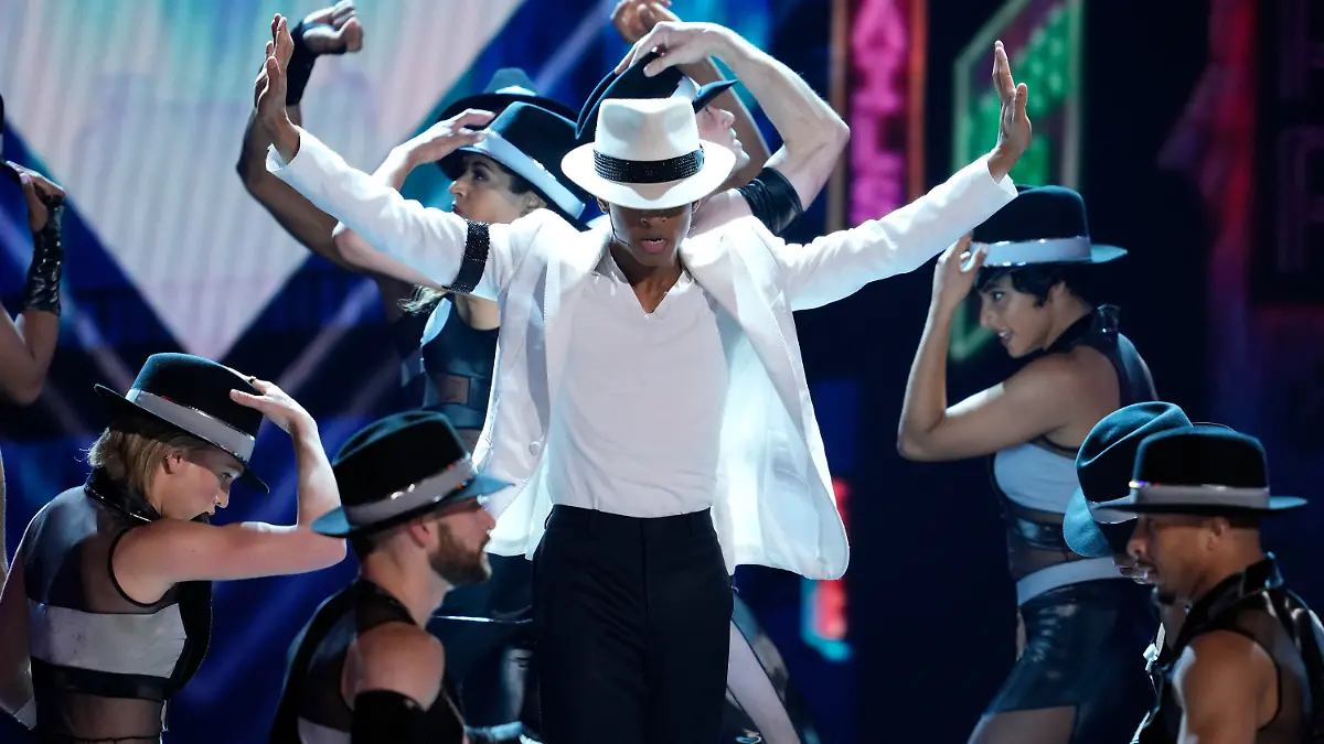 ARCHIV - 13.06.2022, USA, New York: Myles Frost, Schauspieler aus den USA, und die Besetzung von «MJ» treten bei der 75. jährlichen Tony-Verleihung in der Radio City Music Hall in New York auf. (zu dpa: «Michael Jackson Musical» kommt im Spätherbst 2024 nach Hamburg ) Foto: Charles Sykes/Invision/AP/dpa +++ dpa-Bildfunk +++